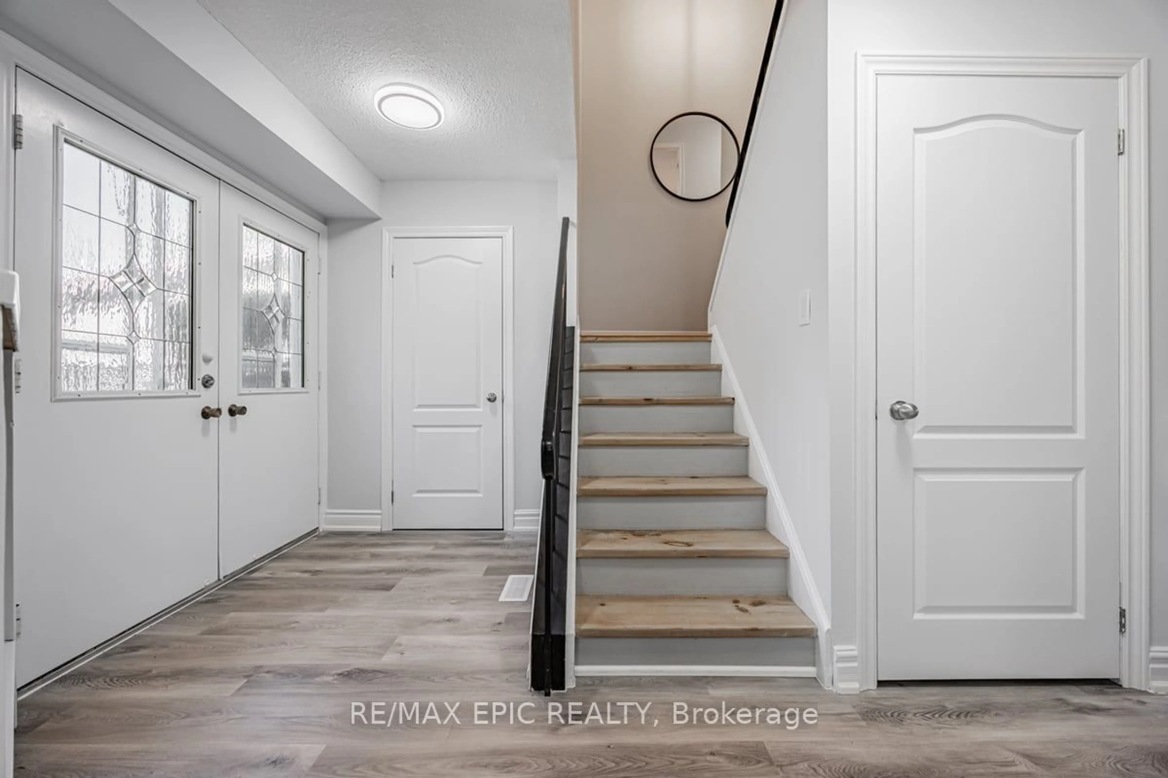 Indoor entryway, wood floors for 6759 Segovia Rd, Mississauga Ontario L5N 1P1