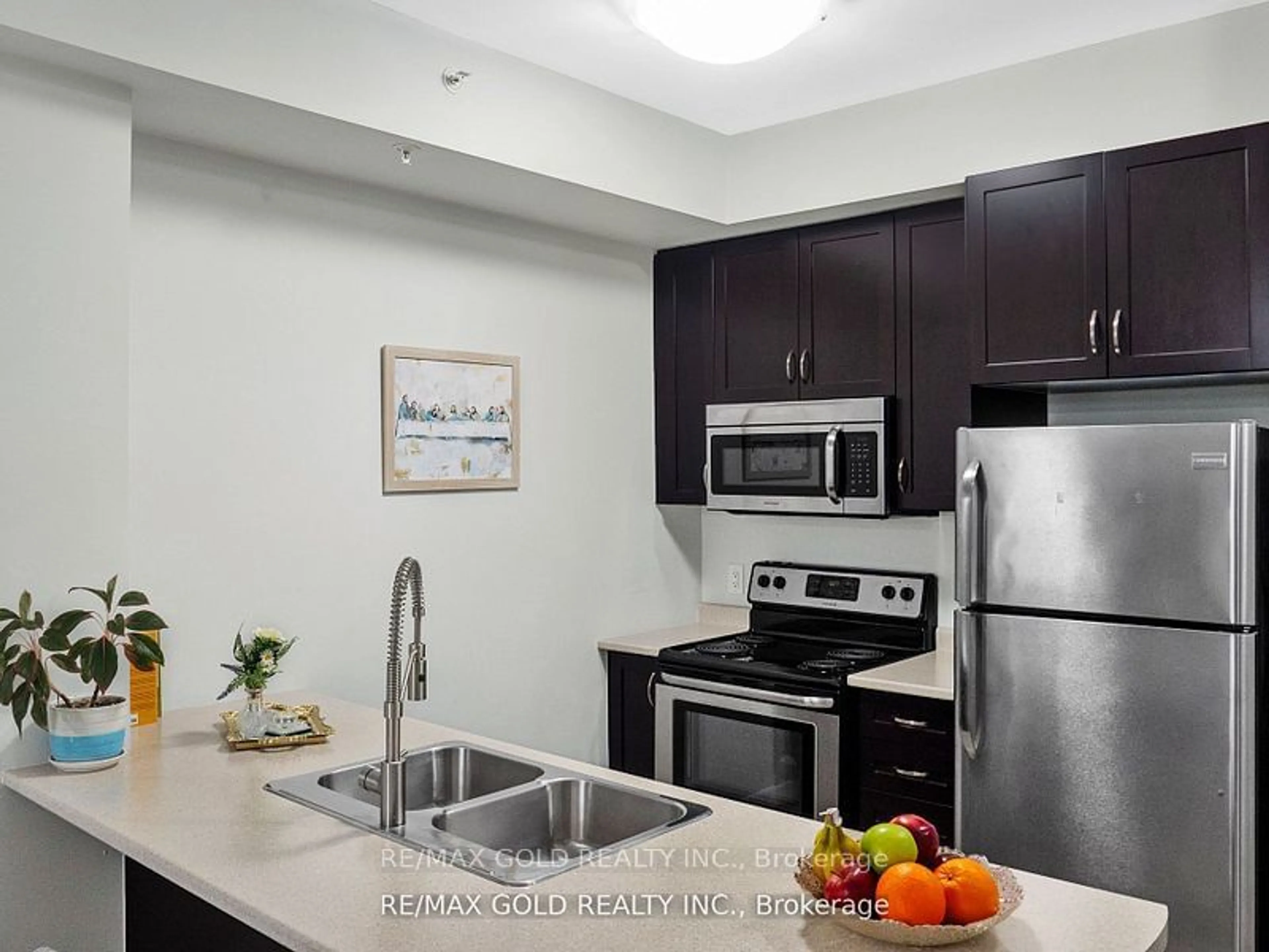 Standard kitchen for 5010 Corporate Dr #126, Burlington Ontario L7L 5H9