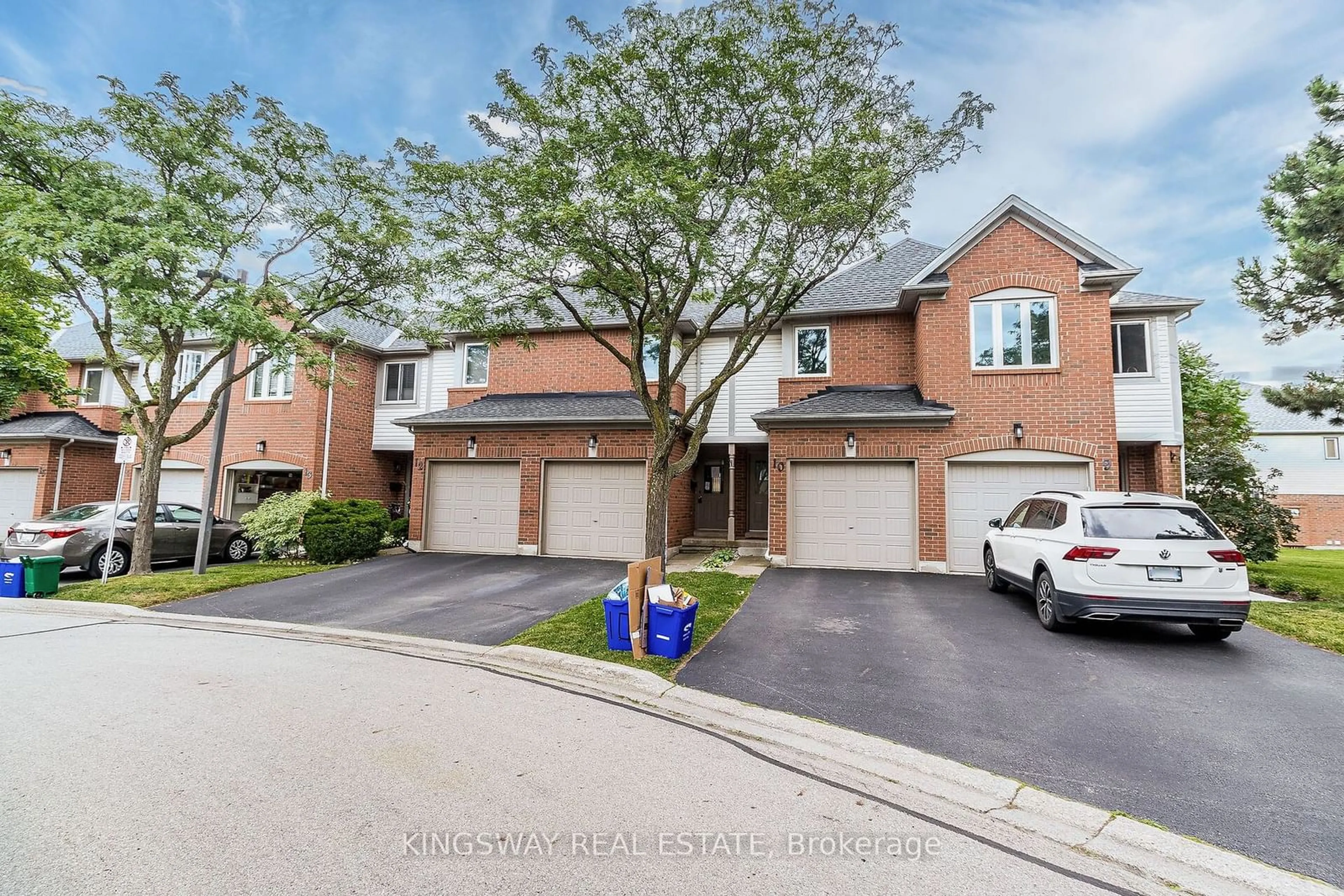 A pic from exterior of the house or condo, the street view for 2920 Headon Forest Dr #11, Burlington Ontario L7M 3Z7