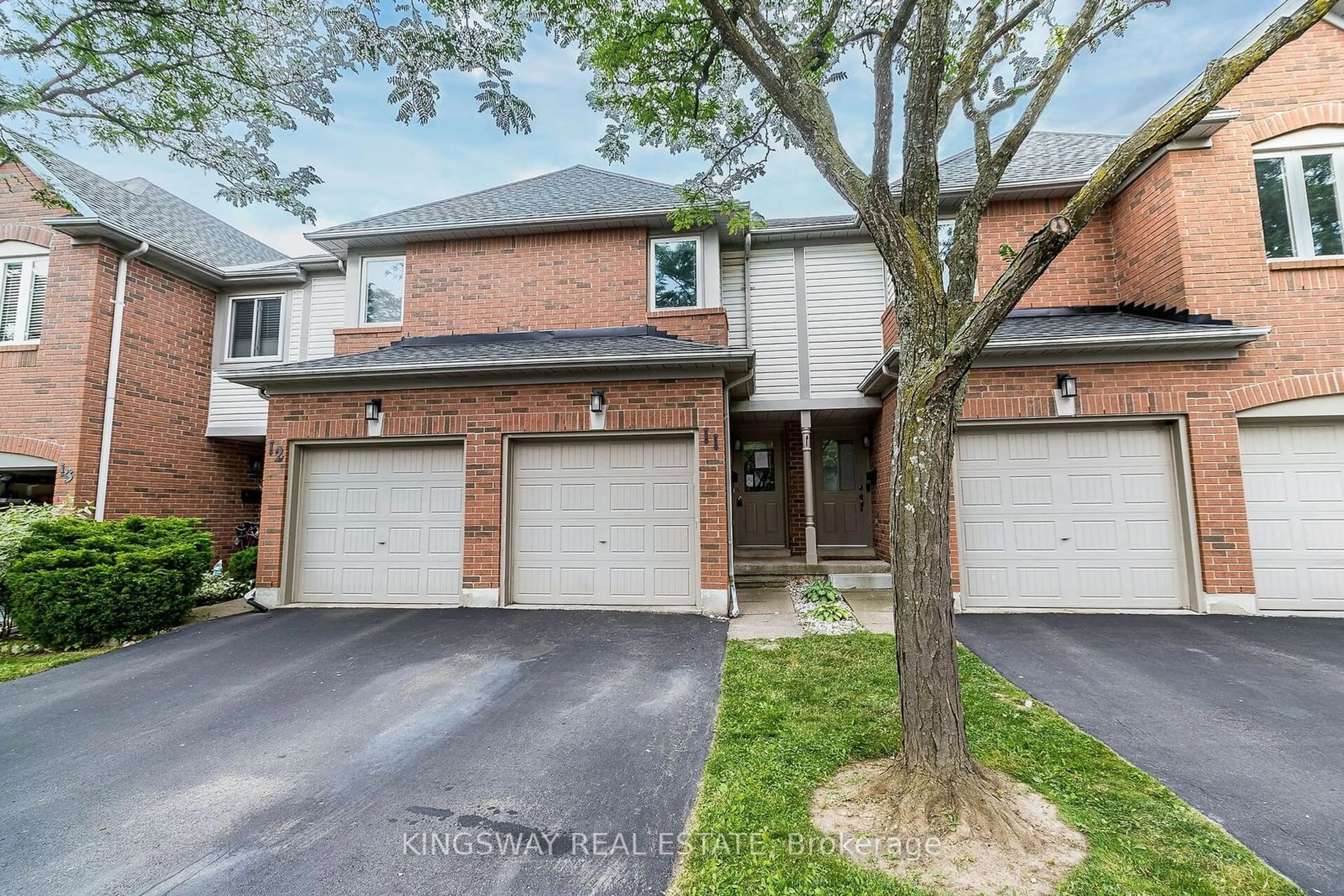 A pic from exterior of the house or condo, the front or back of building for 2920 Headon Forest Dr #11, Burlington Ontario L7M 3Z7