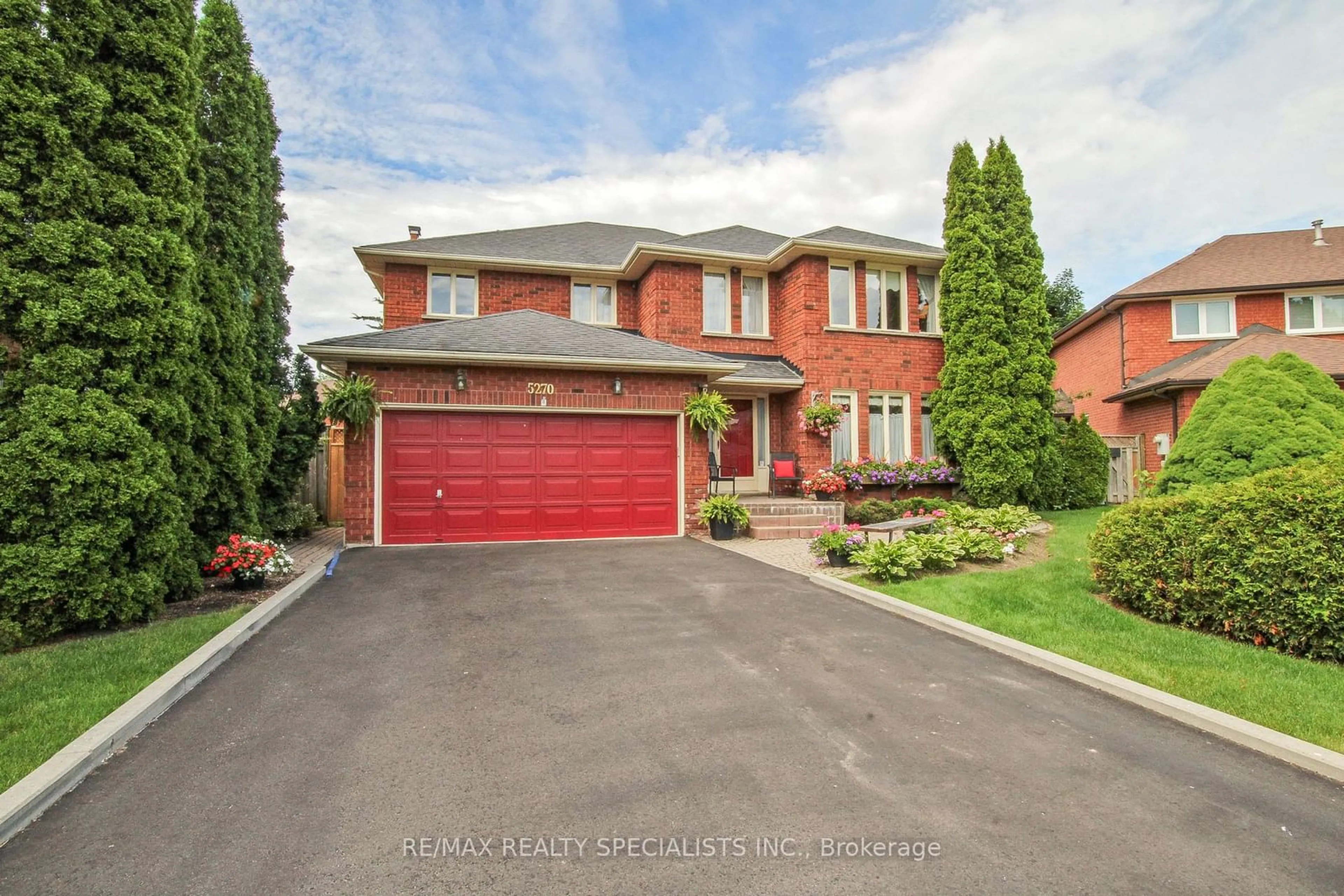 Frontside or backside of a home, the street view for 5270 Giacco Crt, Mississauga Ontario L5M 3T1