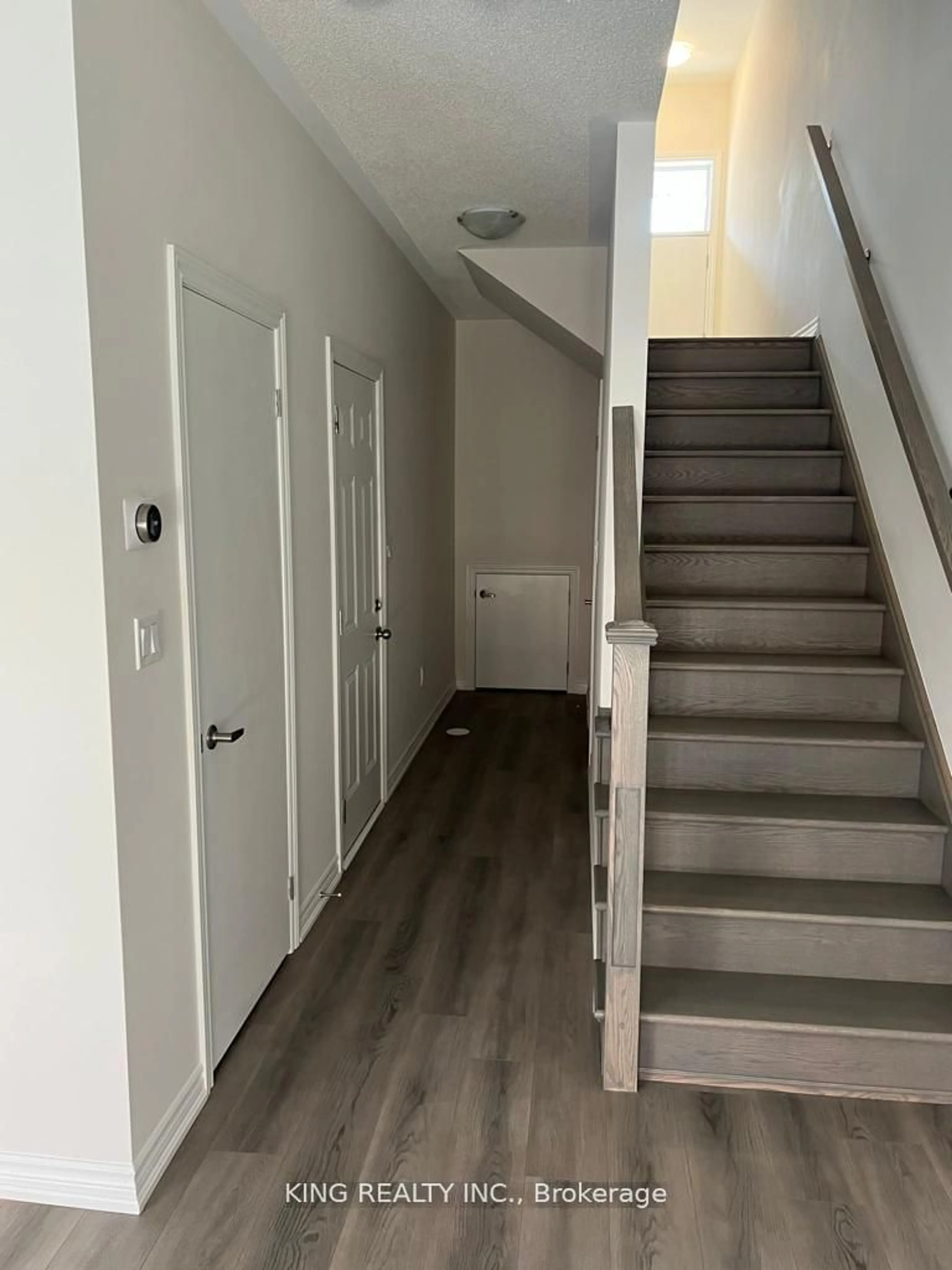 Indoor entryway, wood floors for 13 Heathrow Lane, Caledon Ontario L7E 2E1