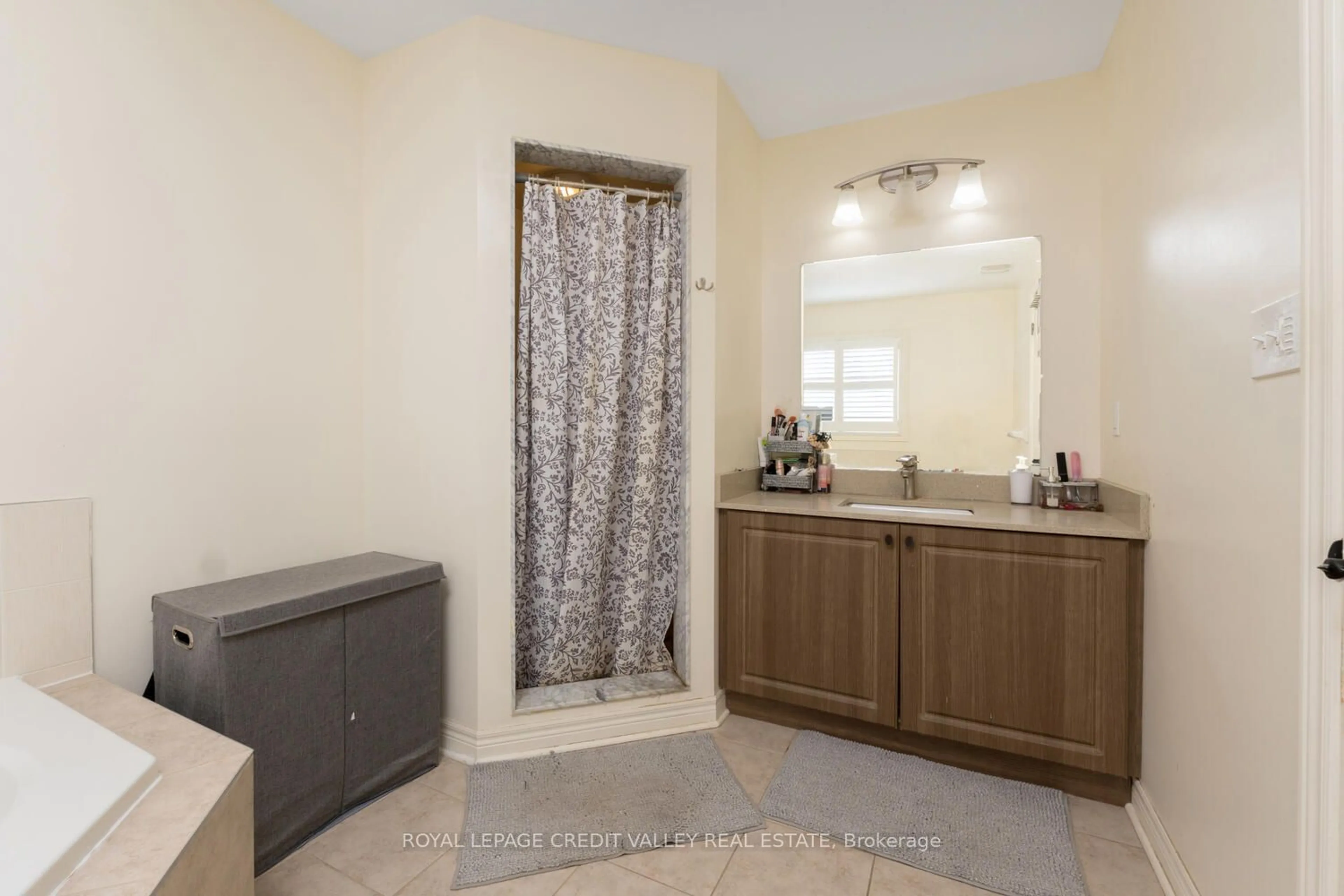 Bathroom, ceramic floors for 480 Downes Jackson Hts, Milton Ontario L9T 8W1