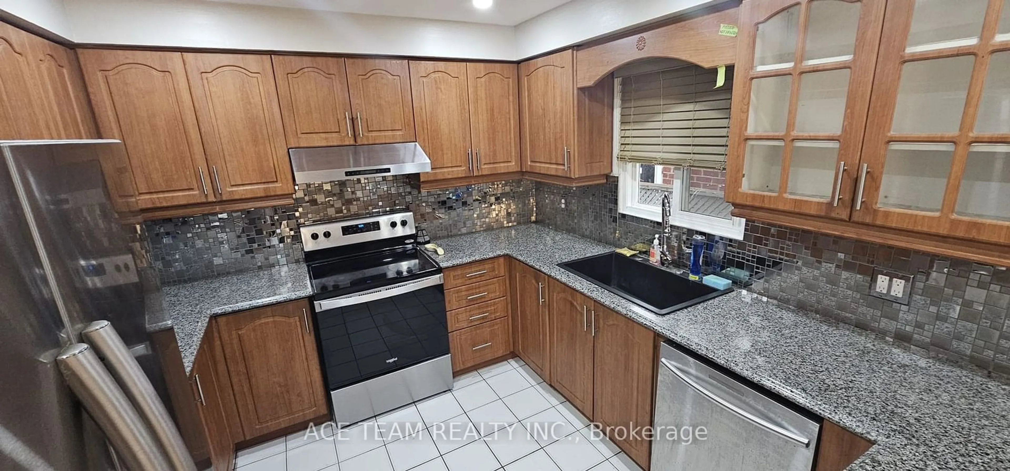 Standard kitchen, wood floors for 18 Scarlett Dr, Brampton Ontario L6Y 3R7