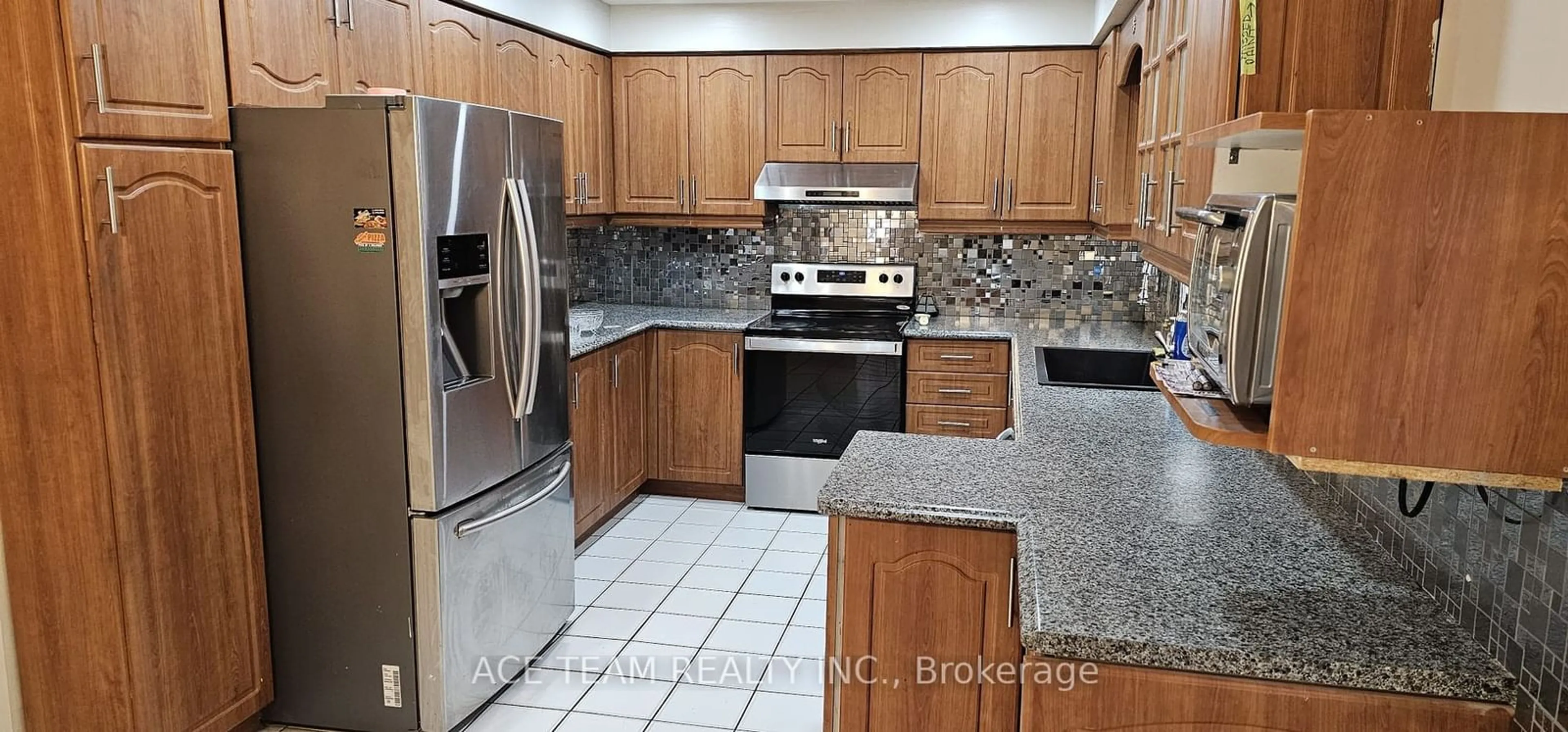 Standard kitchen, ceramic floors, mountain for 18 Scarlett Dr, Brampton Ontario L6Y 3R7