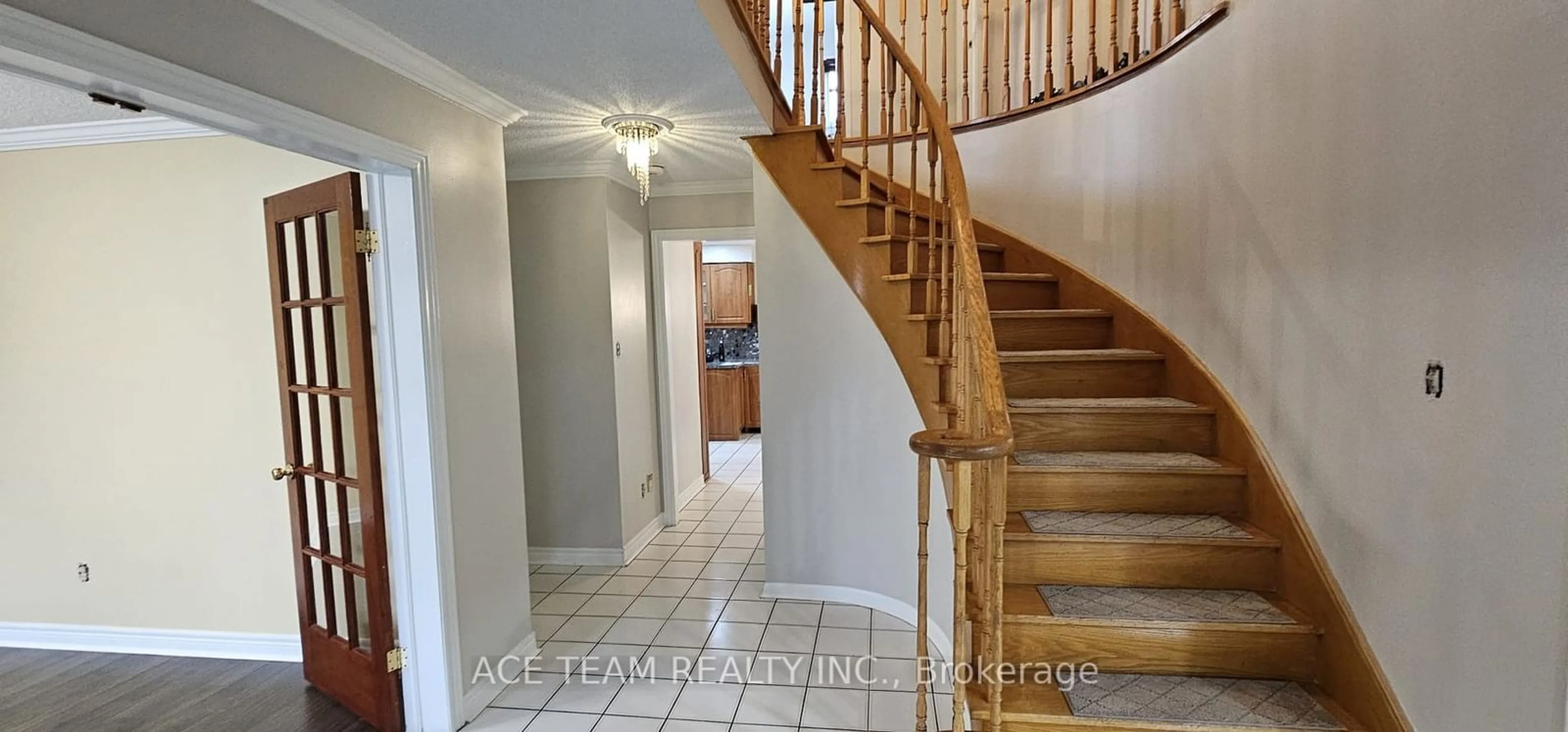 Indoor foyer, wood floors for 18 Scarlett Dr, Brampton Ontario L6Y 3R7