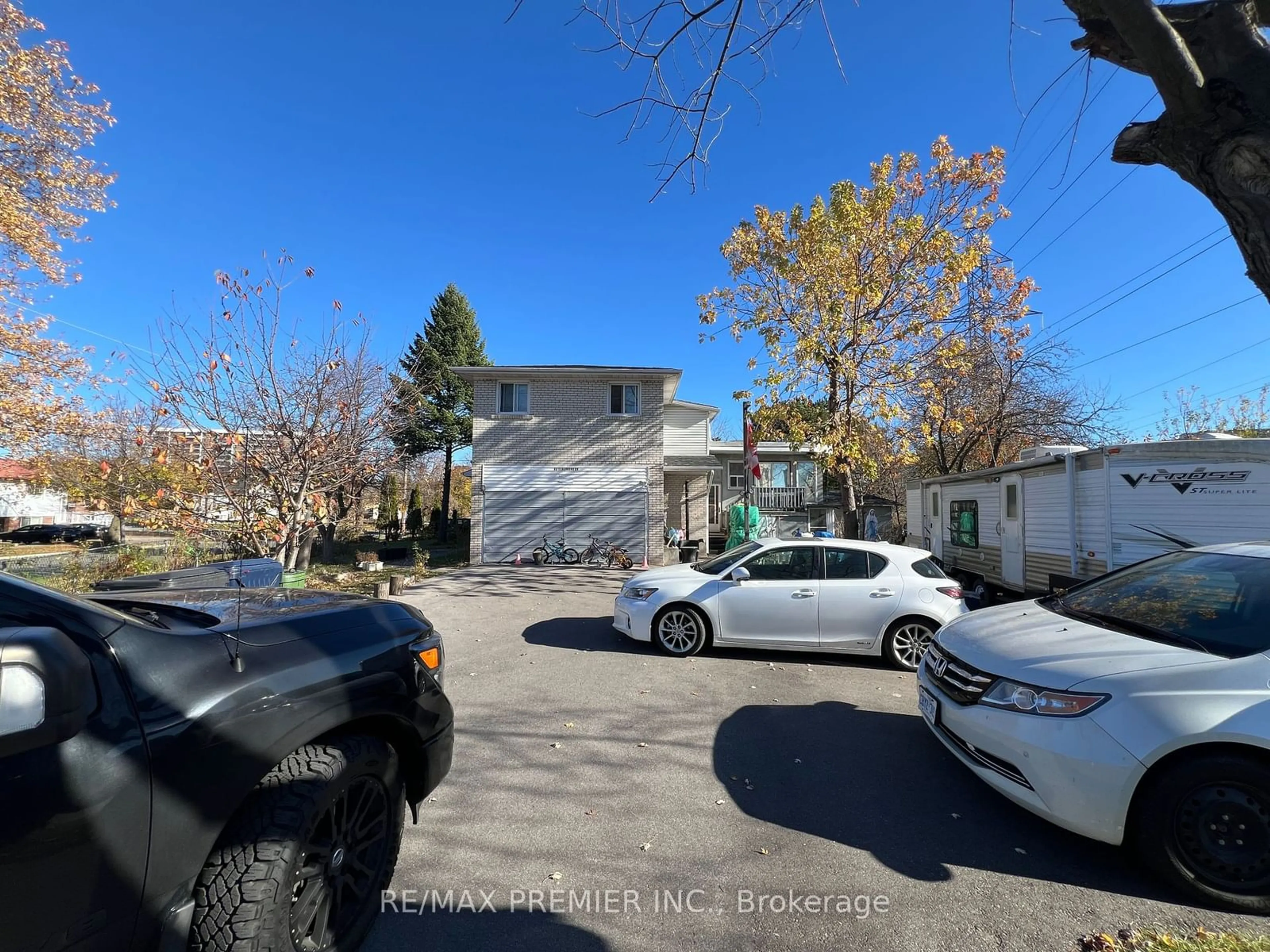 Frontside or backside of a home, the street view for 43 Tobermory Dr, Toronto Ontario M3N 2R4