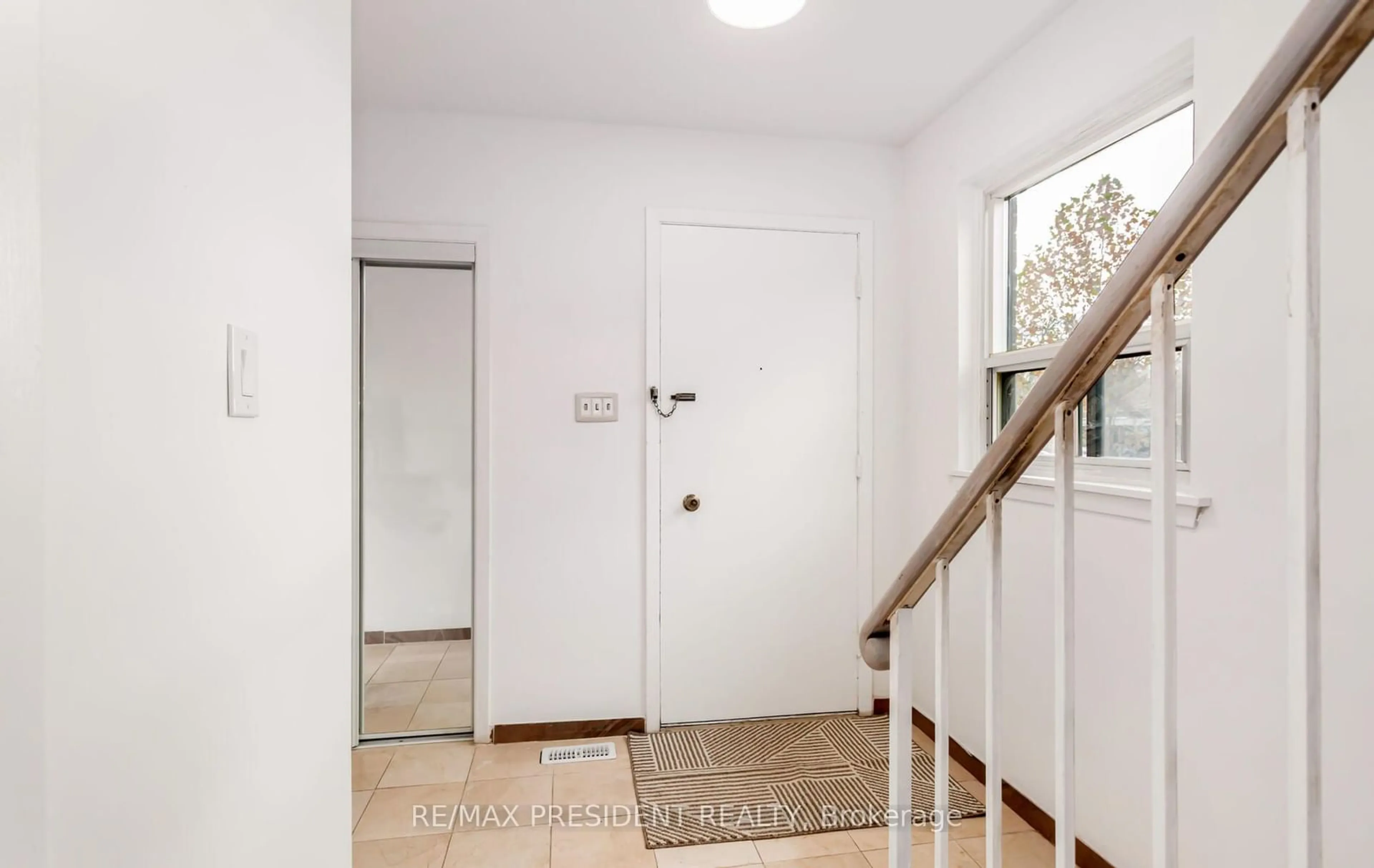 Indoor entryway, wood floors for 3 Clayhall Cres, Toronto Ontario M3J 1W5