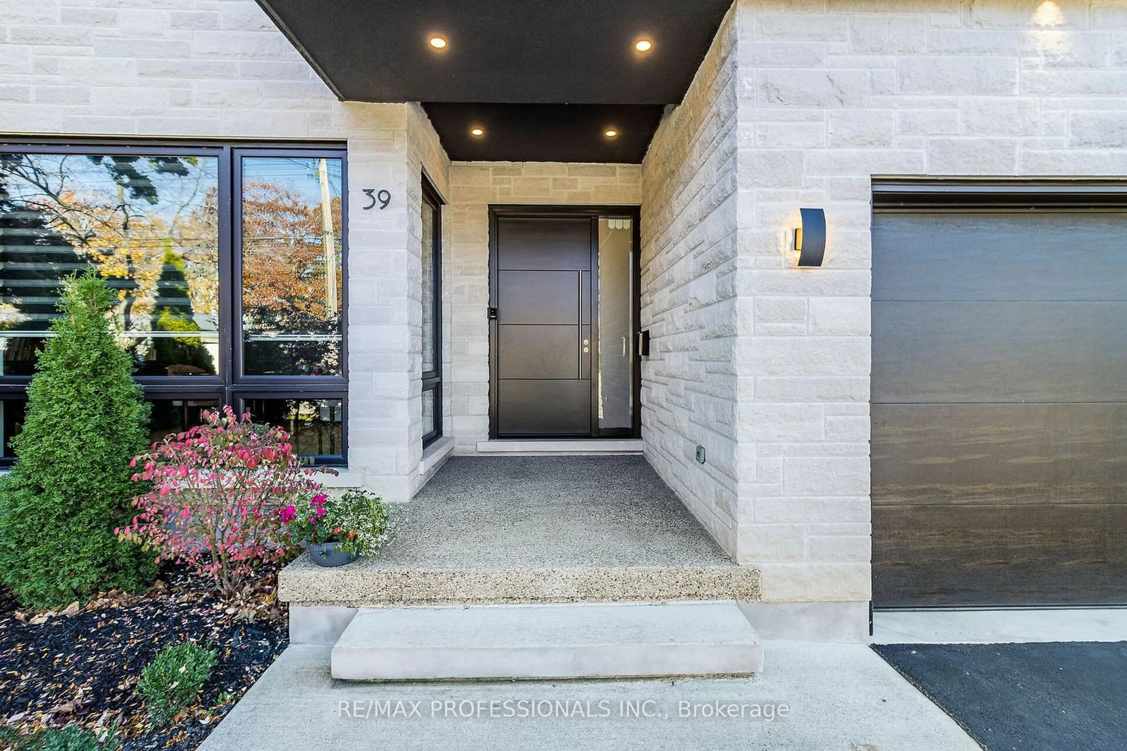 Indoor entryway, cement floor for 39 Millburn Dr, Toronto Ontario M9B 2W8