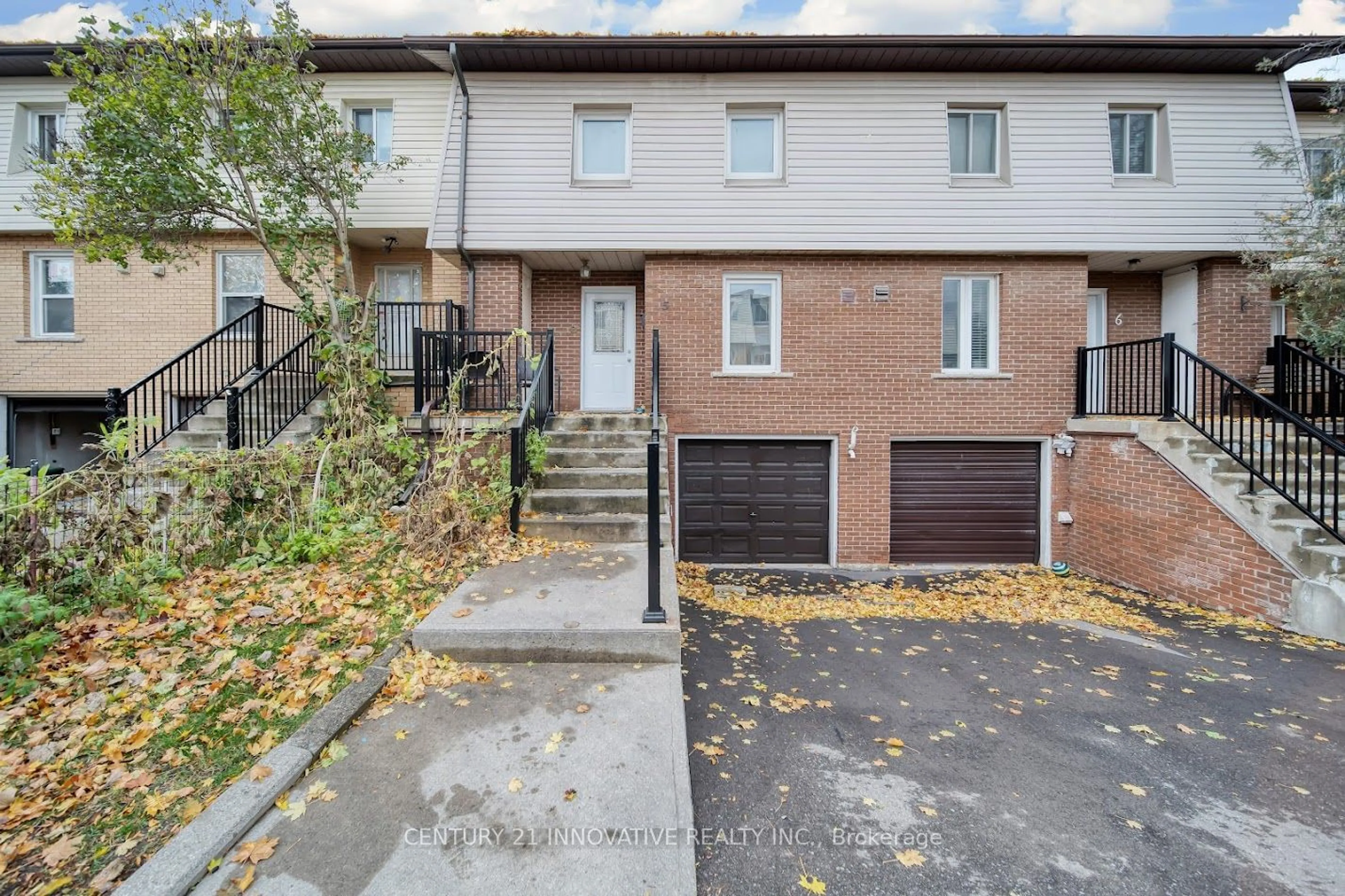 A pic from exterior of the house or condo, cottage for 3175 Kirwin Ave #5, Mississauga Ontario L5A 3M4