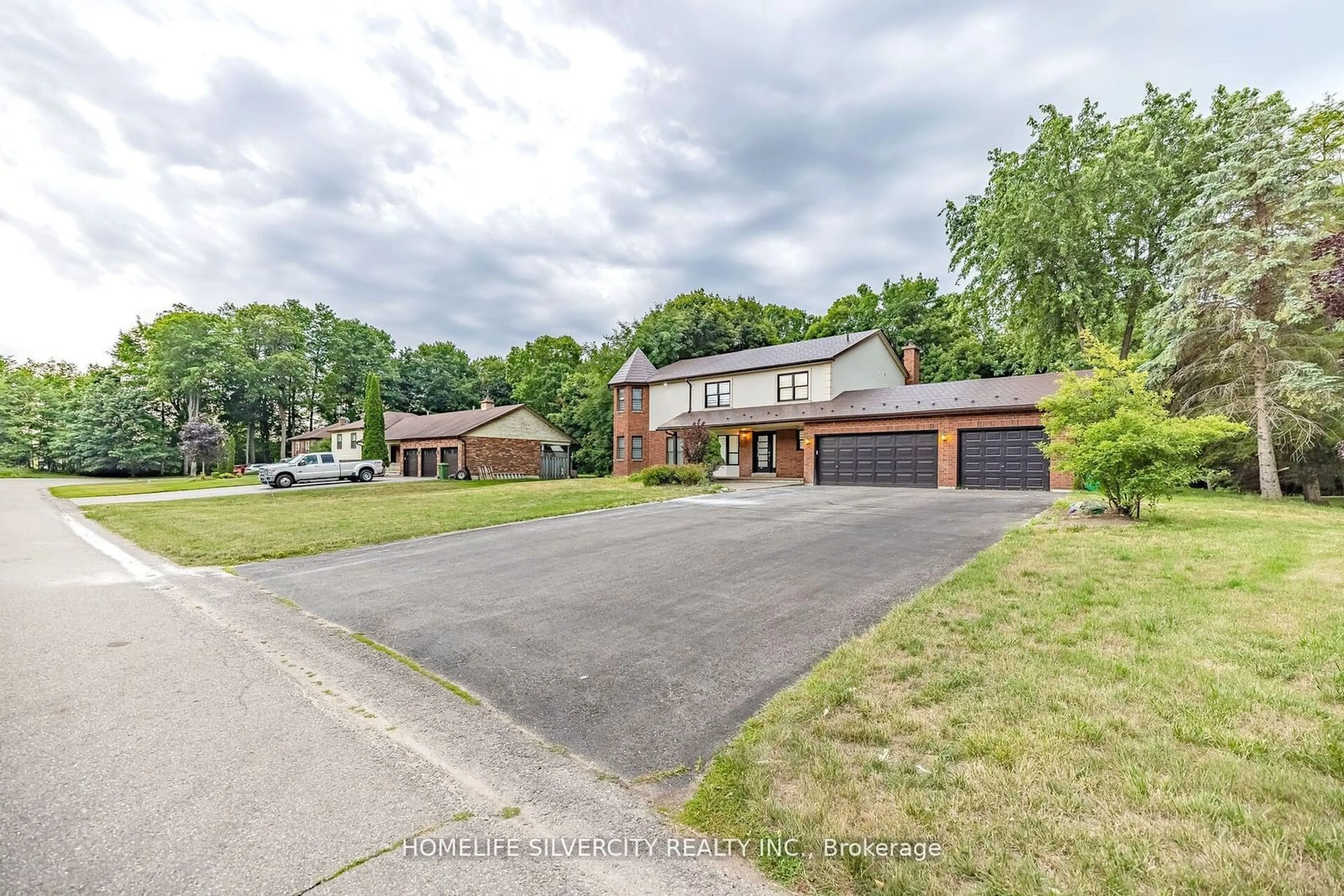 Frontside or backside of a home, the street view for 14 Snowberry Crt, Caledon Ontario L7K 0B5