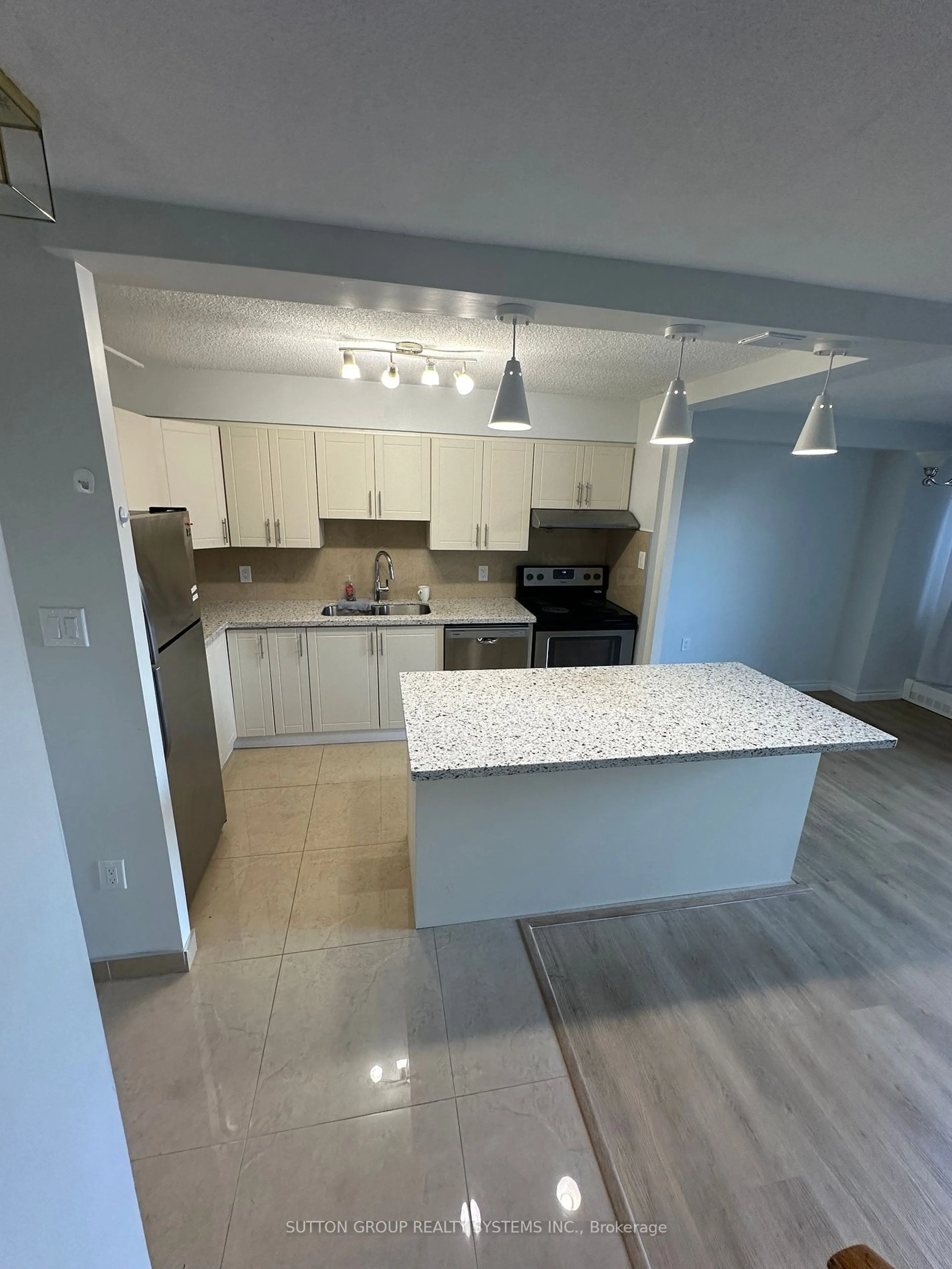 Open concept kitchen for 1050 Stainton Dr #125, Mississauga Ontario L5C 3E3