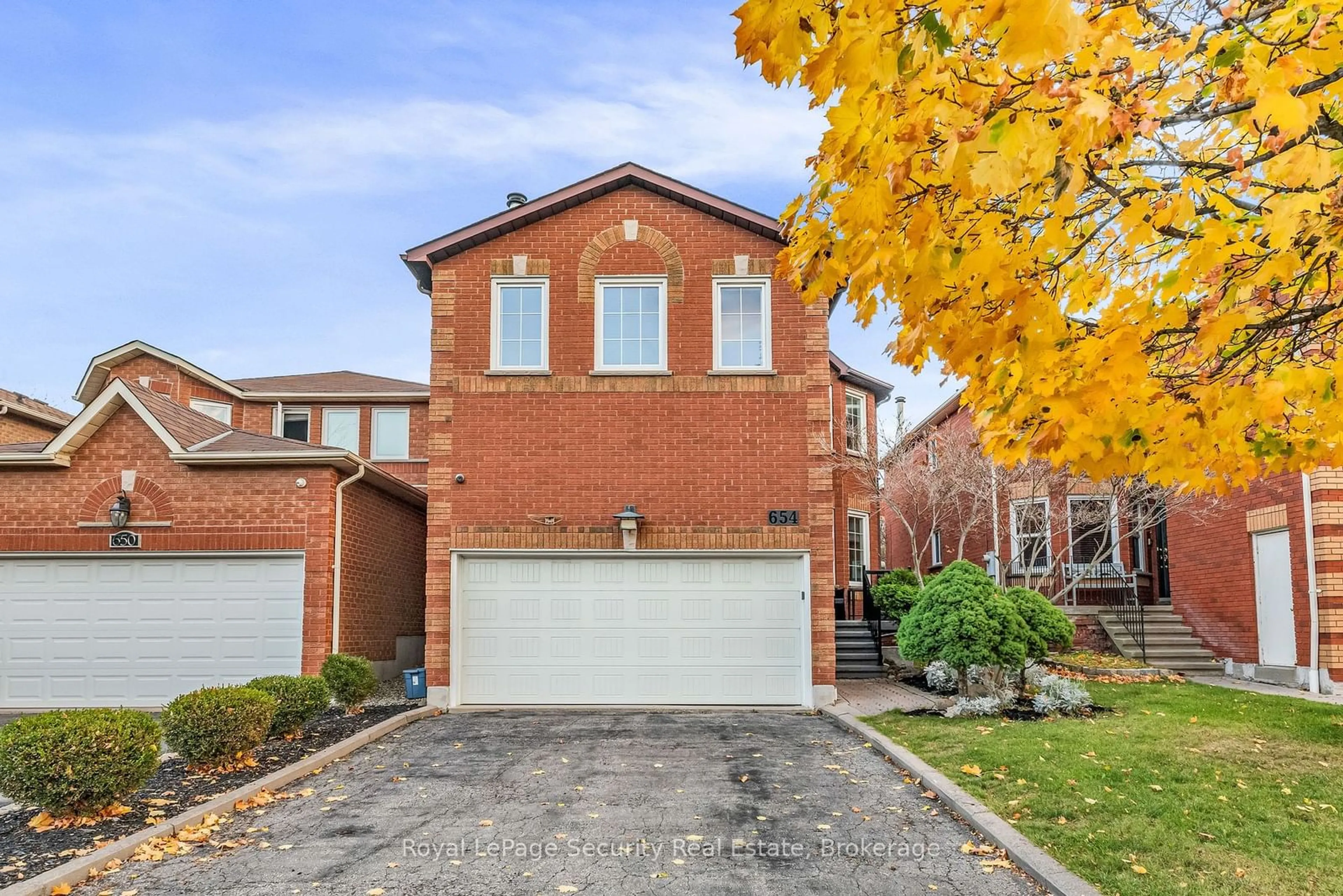 Home with brick exterior material for 654 Ashprior Ave, Mississauga Ontario L5R 3N7