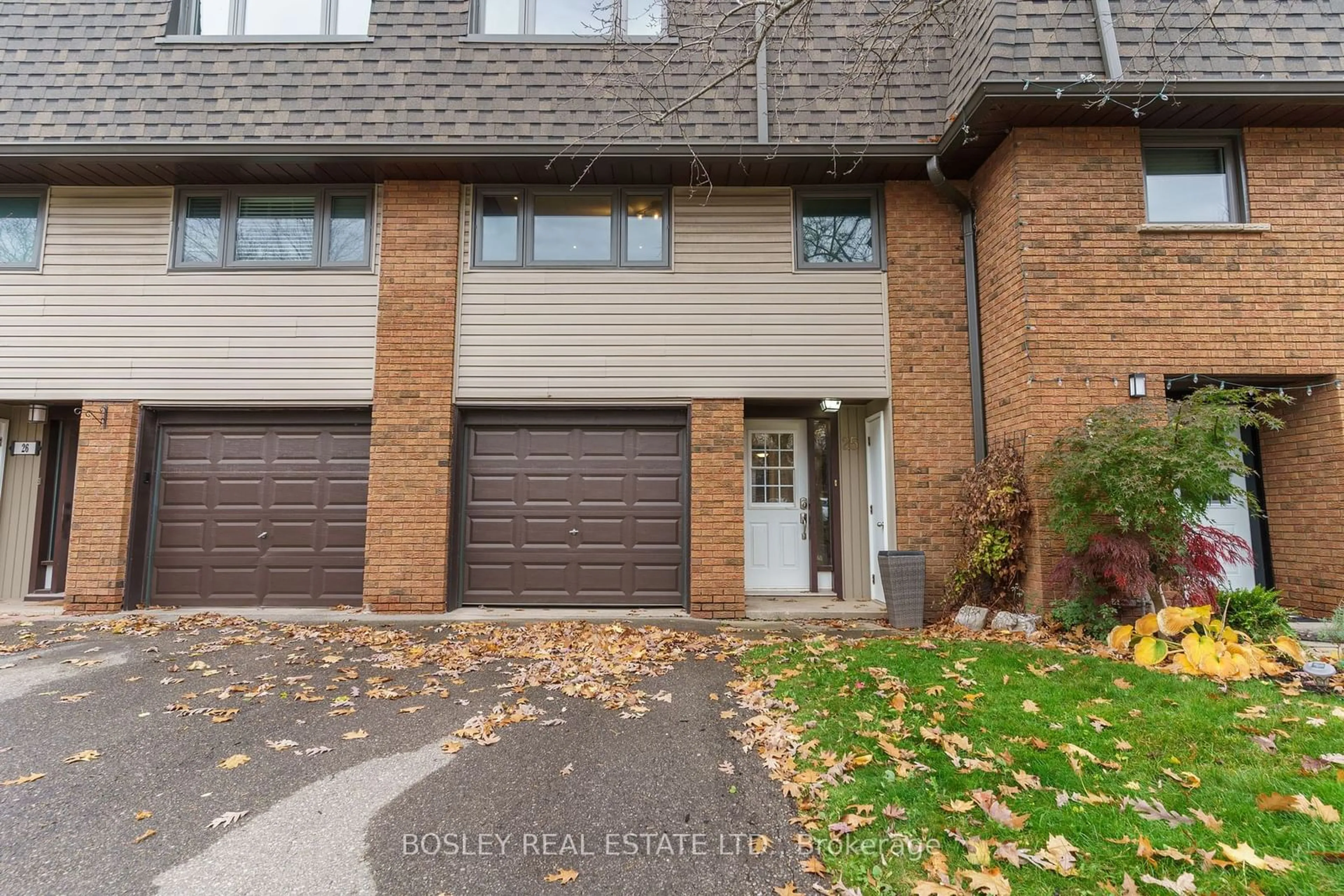 A pic from exterior of the house or condo, the street view for 1270 Gainsborough Dr #25, Oakville Ontario L6H 2L2