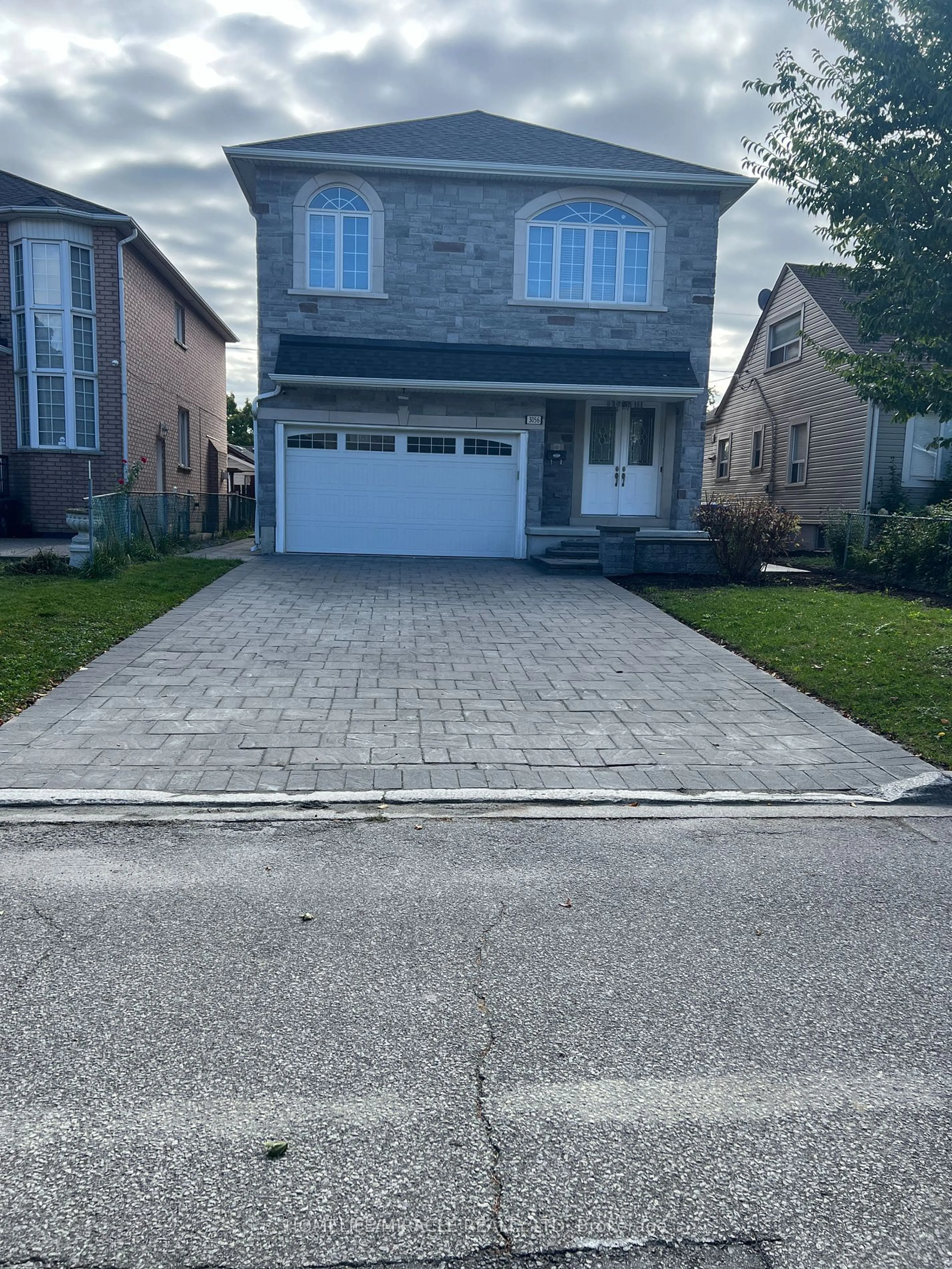 Frontside or backside of a home, the street view for 3056 Mcnaughton Ave, Mississauga Ontario L4T 1R7