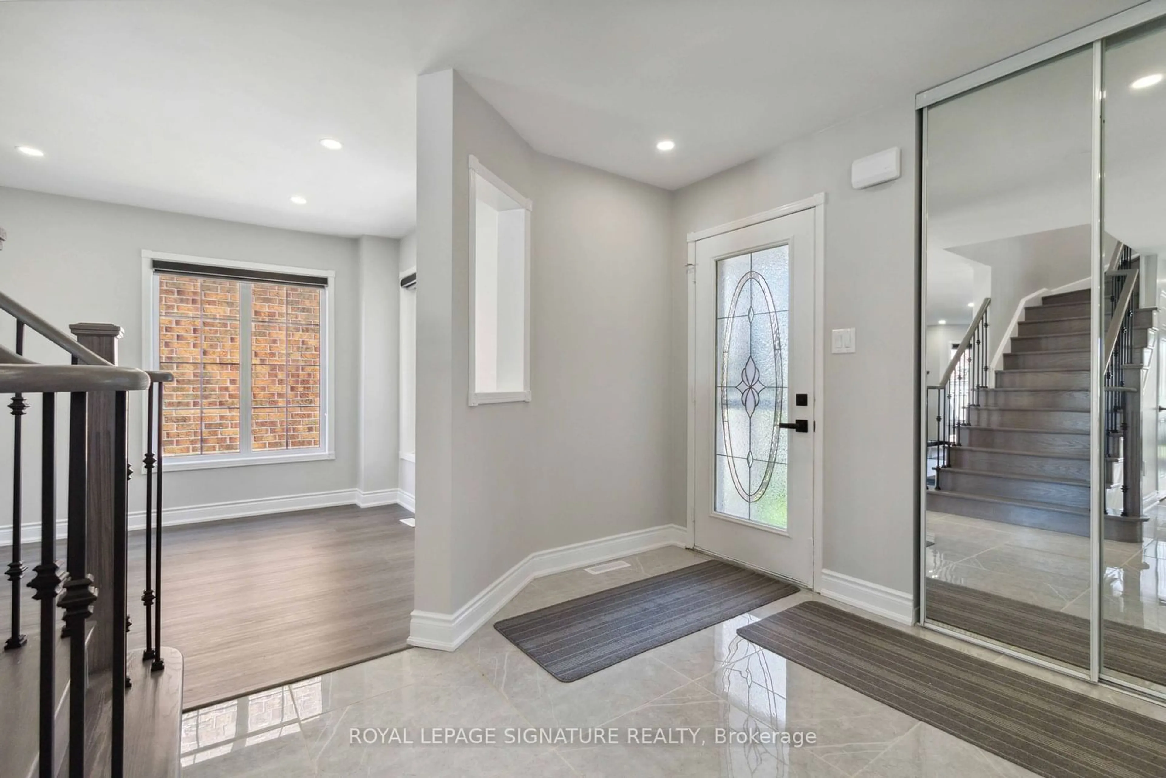 Indoor entryway, wood floors for 5609 Sidmouth St, Mississauga Ontario L5V 2H4