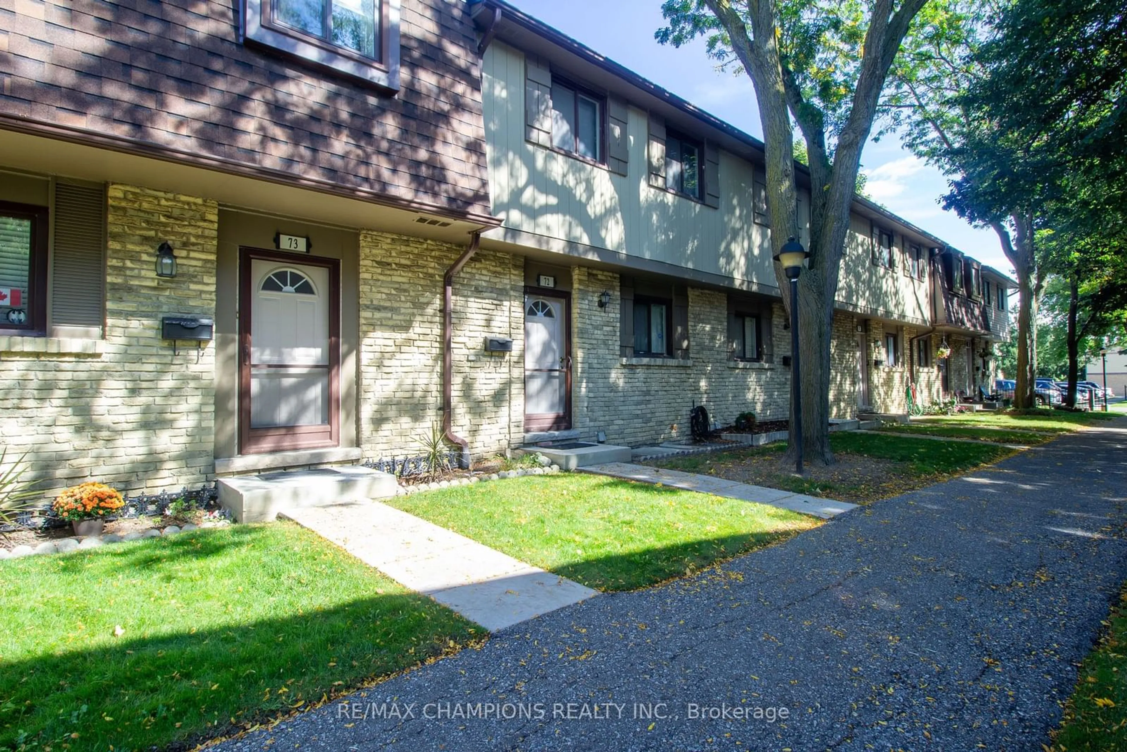 A pic from exterior of the house or condo, the front or back of building for 105 Hansen Rd #72, Brampton Ontario L6V 3C9