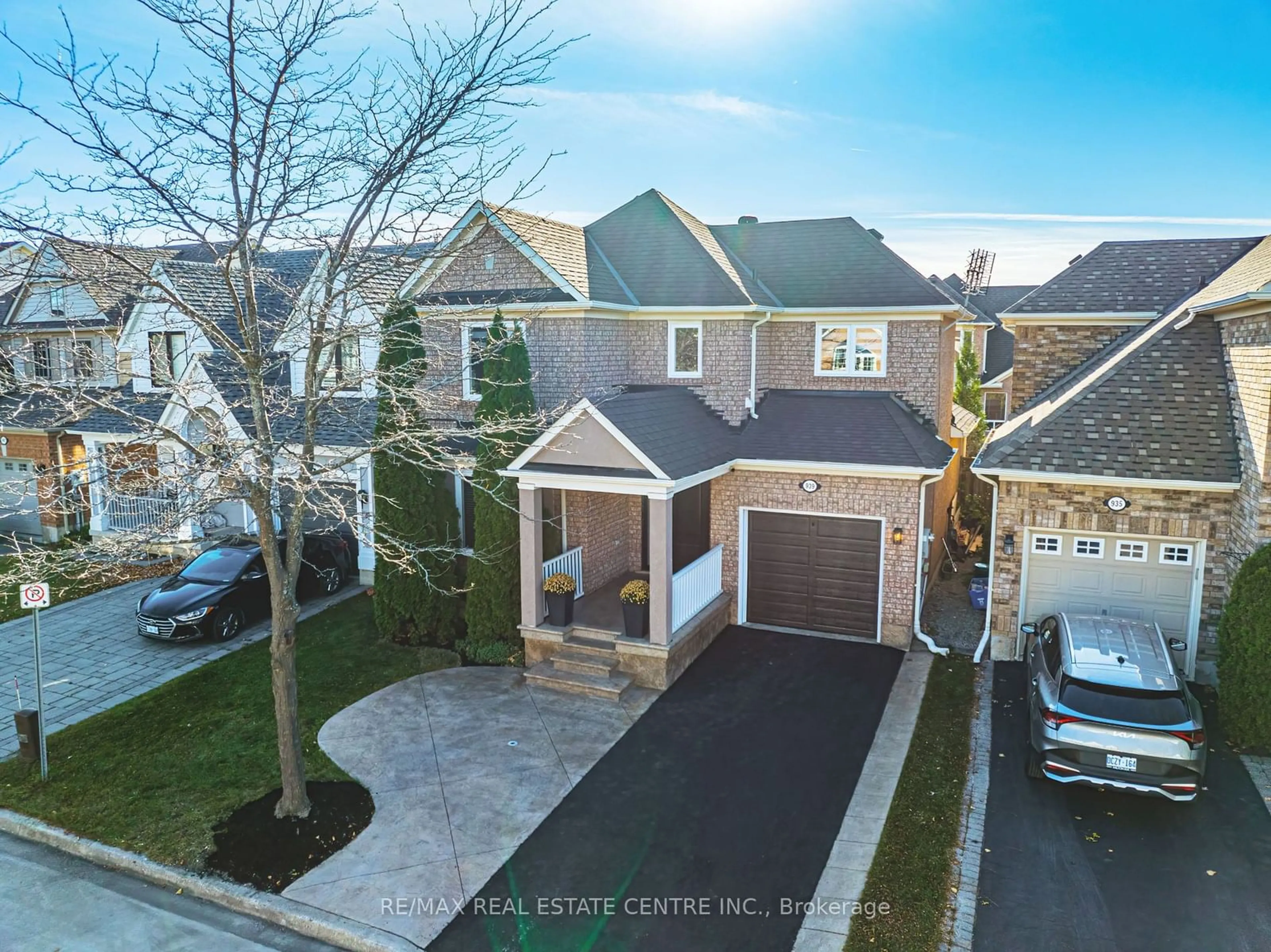 A pic from exterior of the house or condo, the street view for 939 MCDUFFE Cres, Milton Ontario L9T 6M8