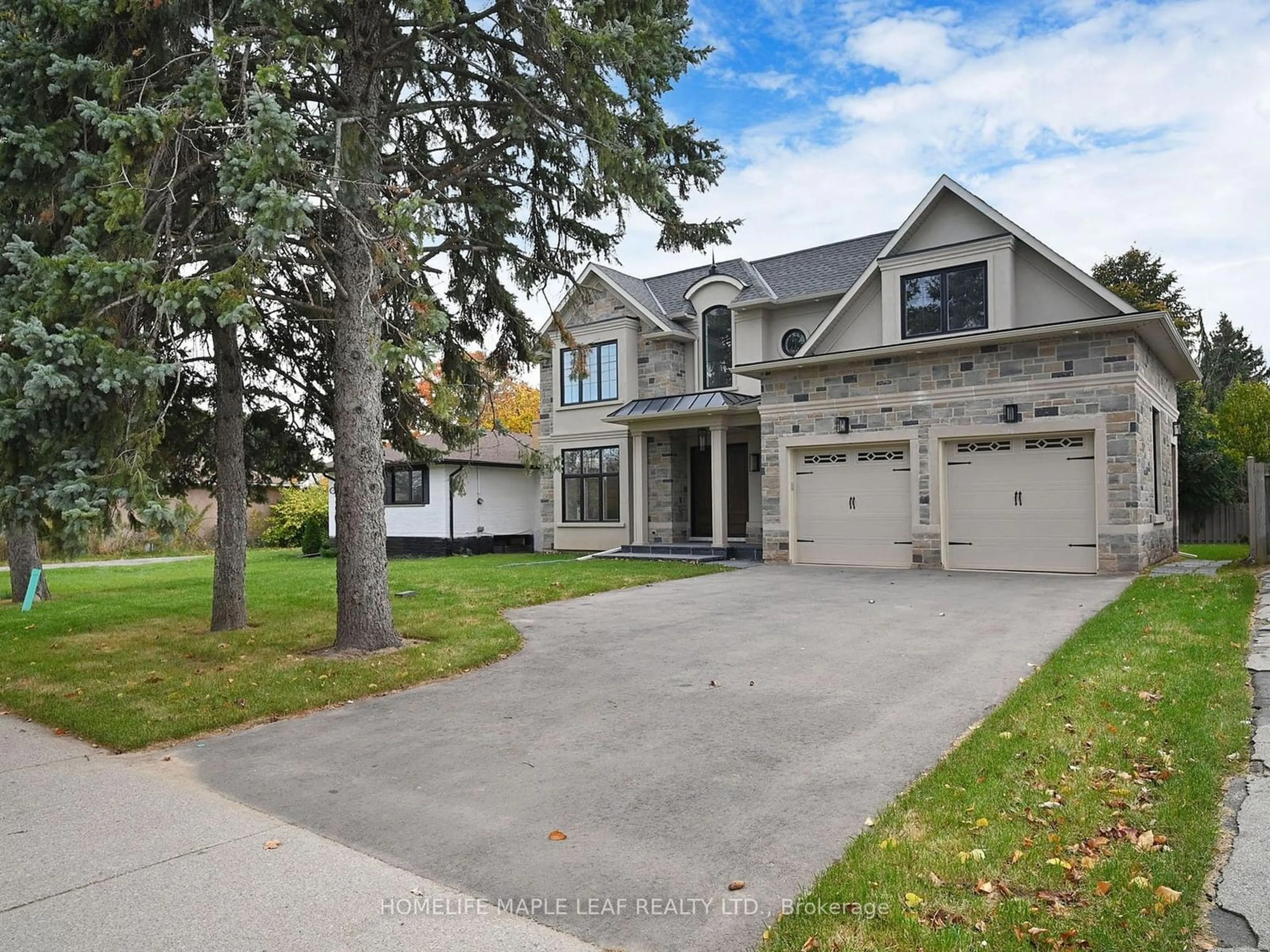 Frontside or backside of a home, the street view for 522 Third Line, Oakville Ontario L6L 4A7