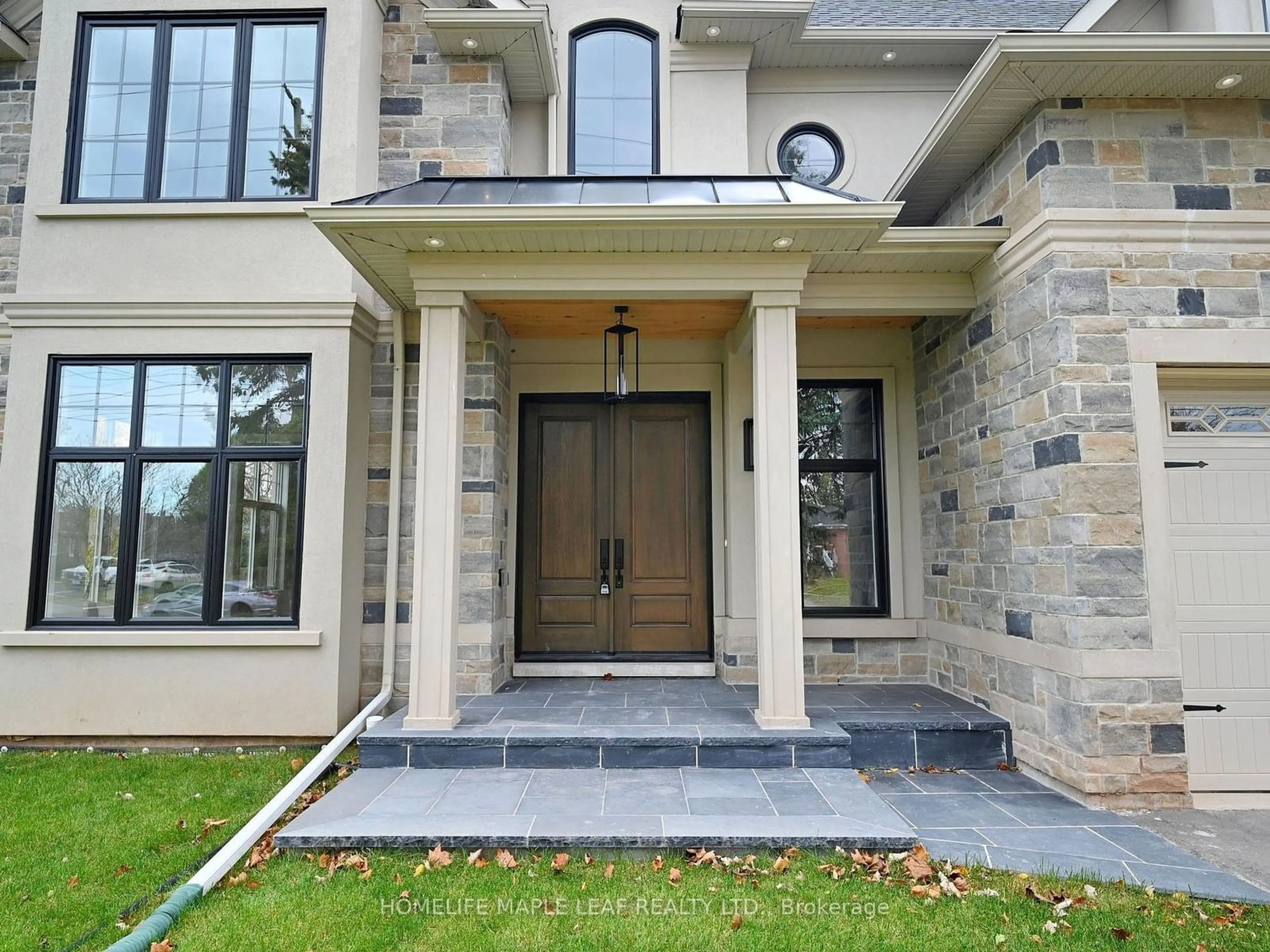 Indoor entryway, cement floor for 522 Third Line, Oakville Ontario L6L 4A7