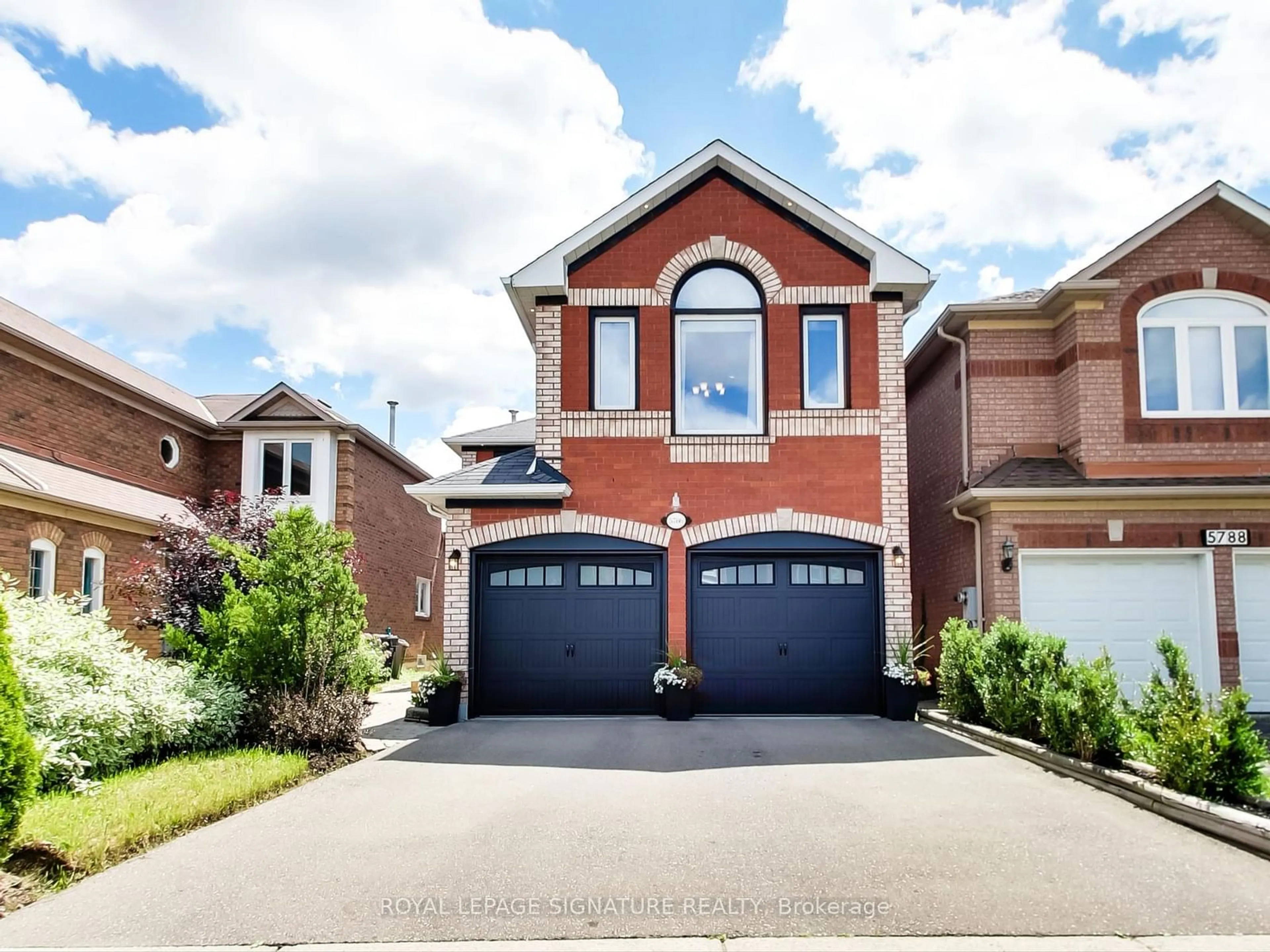 Frontside or backside of a home, the street view for 5786 Mersey St, Mississauga Ontario L5V 1V8