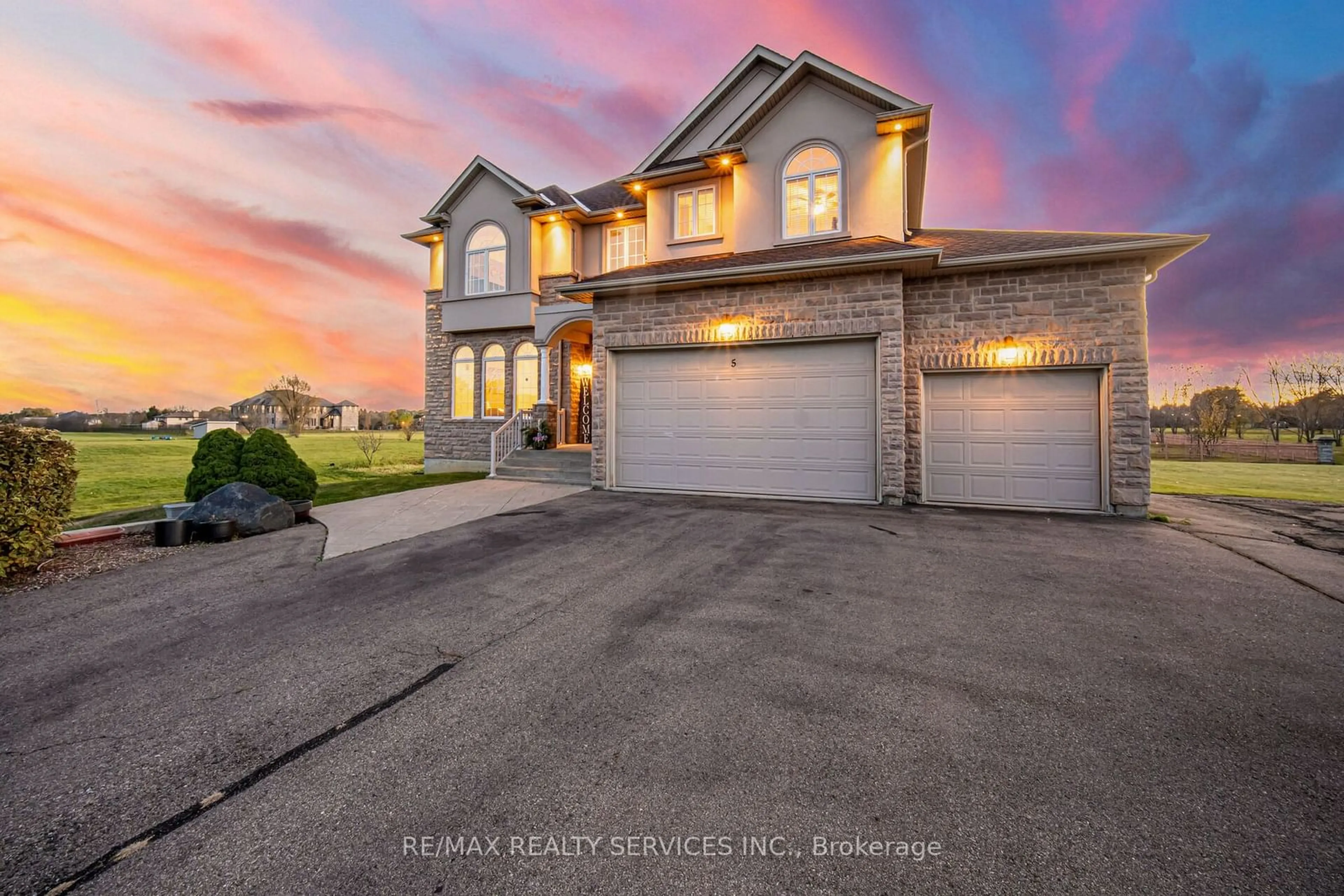 Frontside or backside of a home, the street view for 5 Farina Dr, Brampton Ontario L6P 0E3