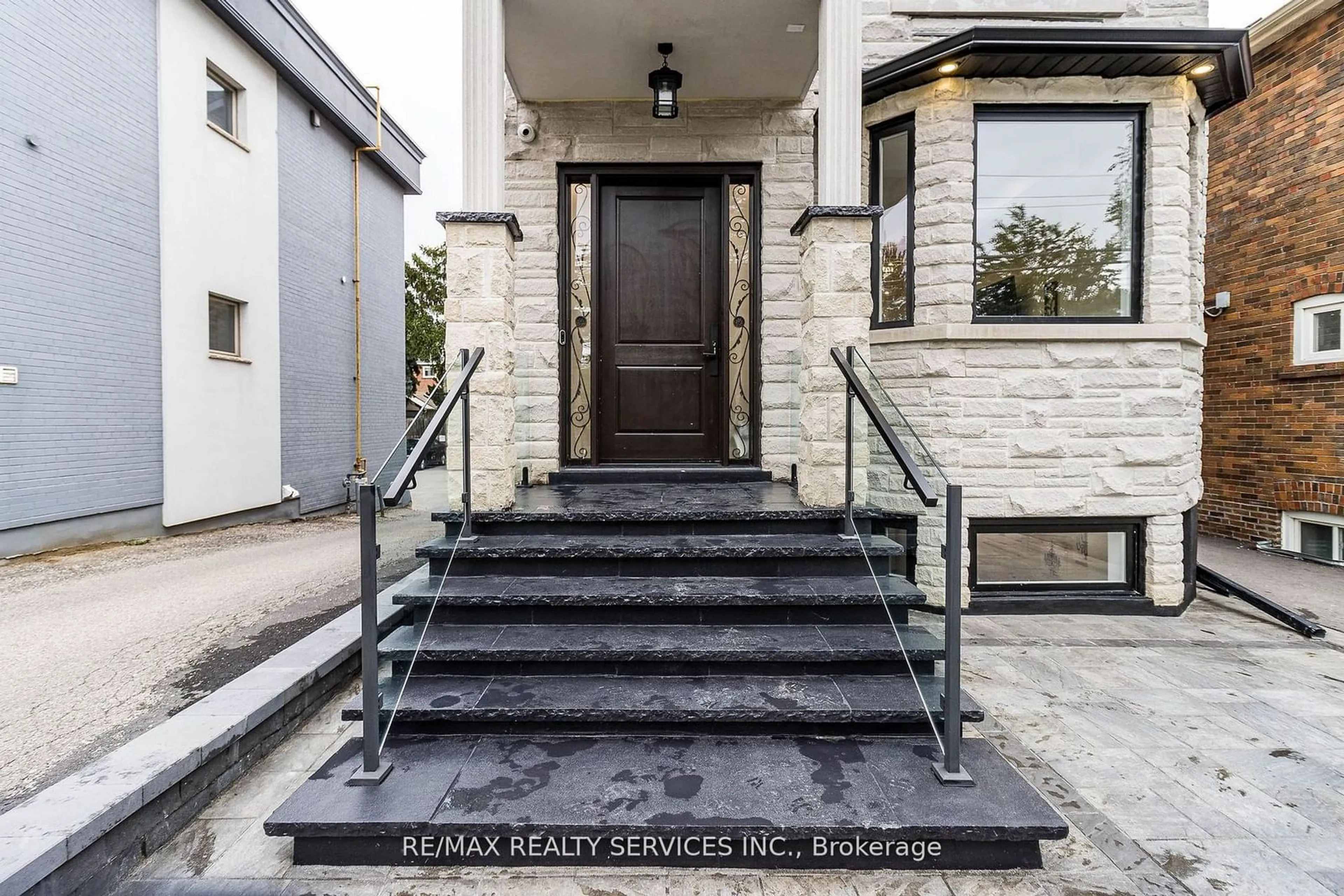 Indoor entryway, wood floors for 603 Royal York Rd, Toronto Ontario M8Y 2S8