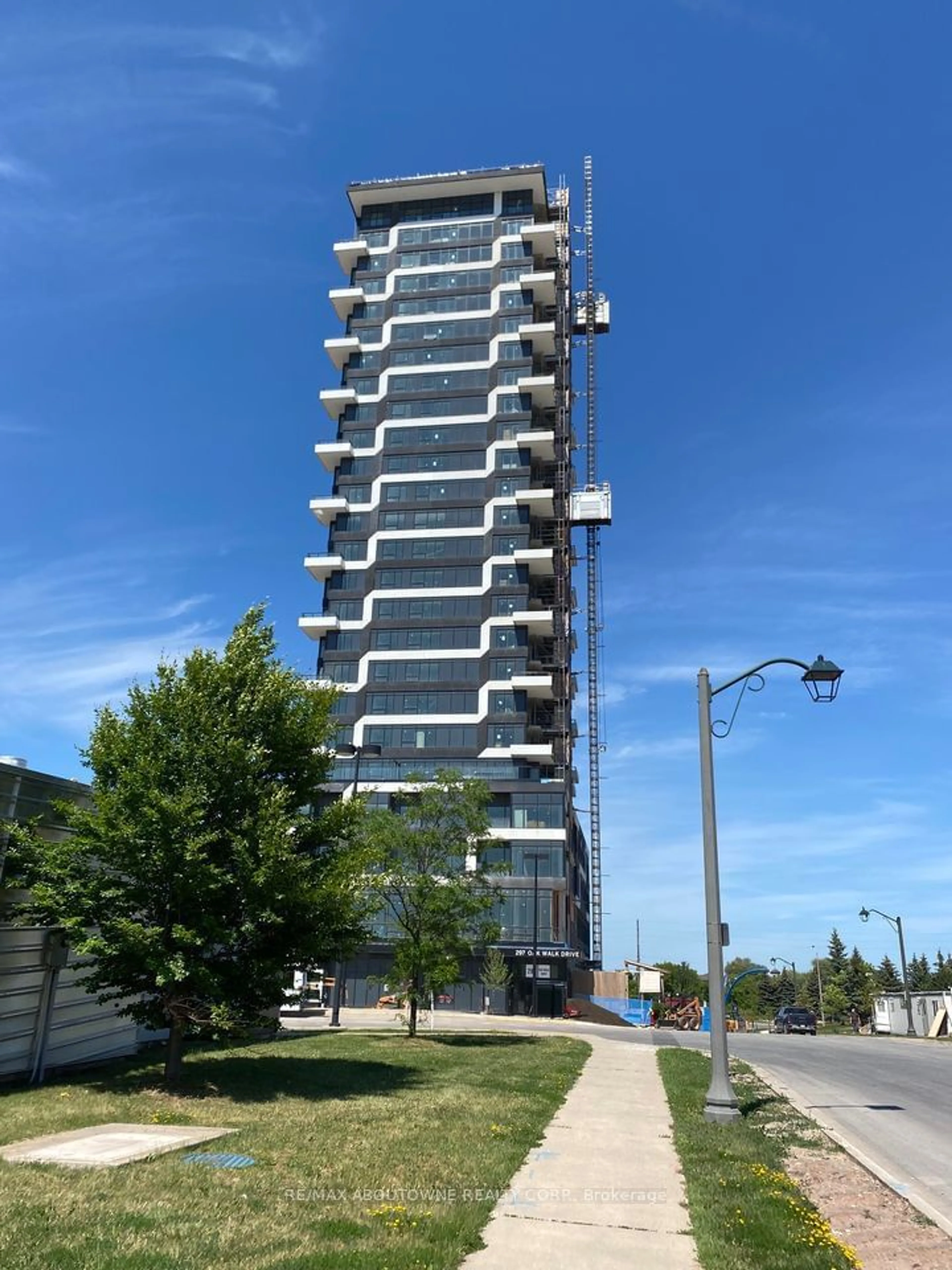 A pic from exterior of the house or condo, the front or back of building for 297 OAK WALK Dr #807, Oakville Ontario L6H 3R6