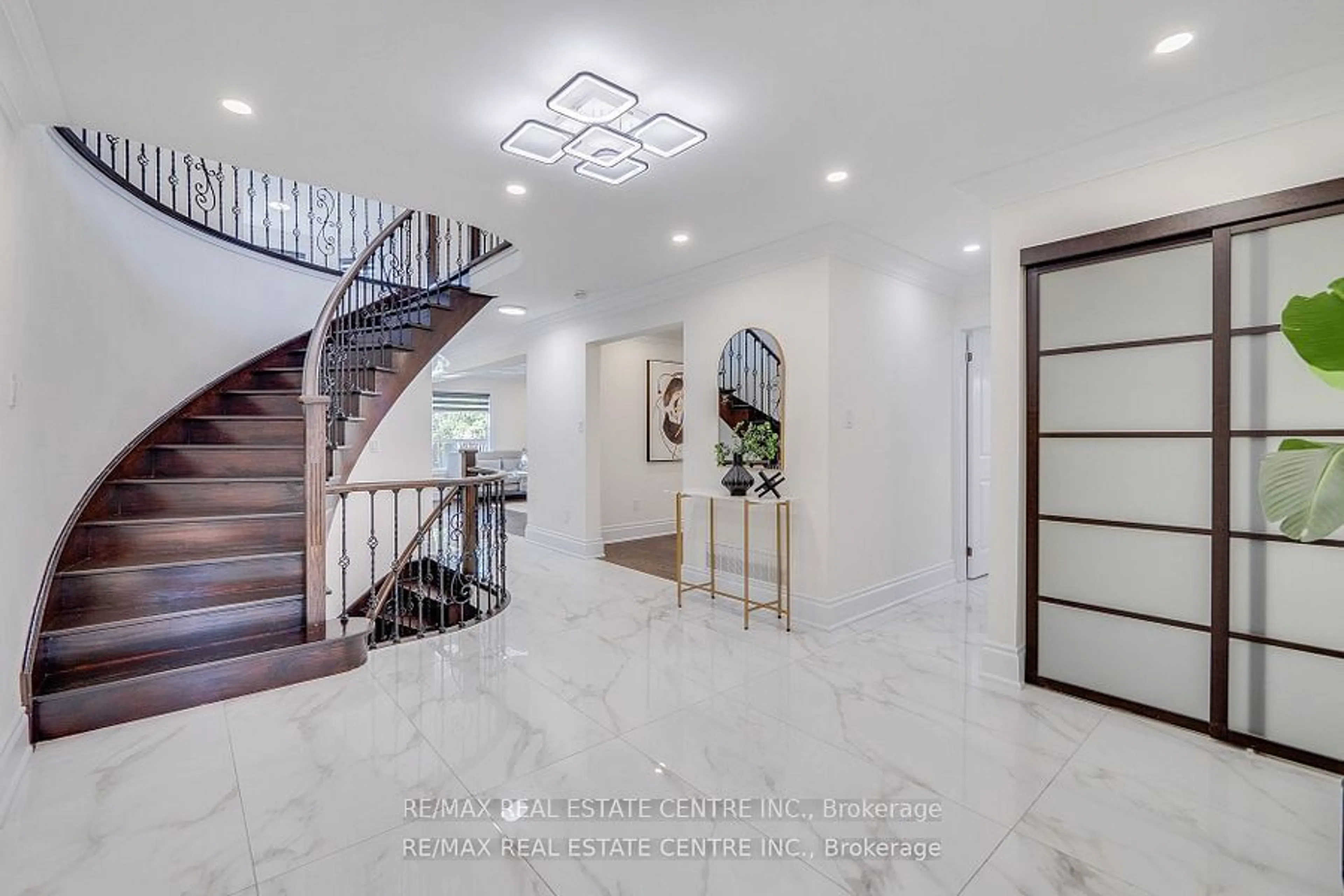 Indoor foyer, wood floors for 1436 Stonecutter Dr, Oakville Ontario L6M 3C3