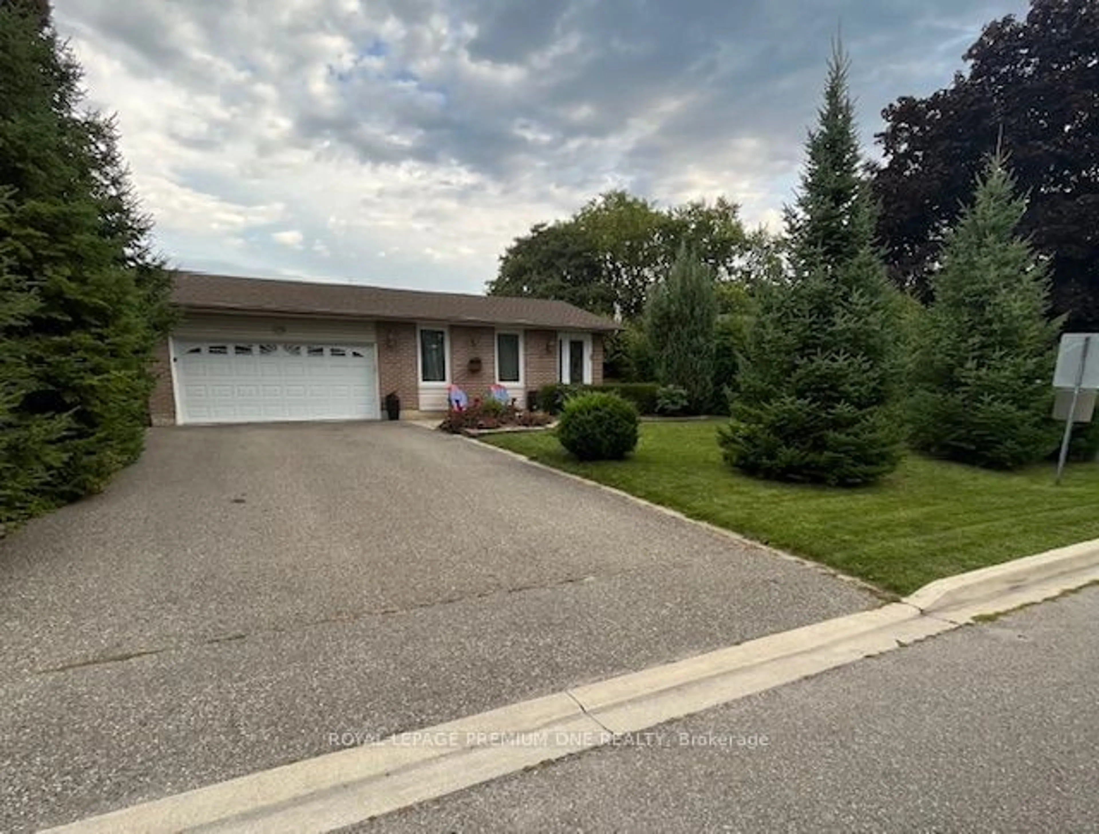 Frontside or backside of a home, the street view for 148 Ellwood Dr, Caledon Ontario L7E 2A4