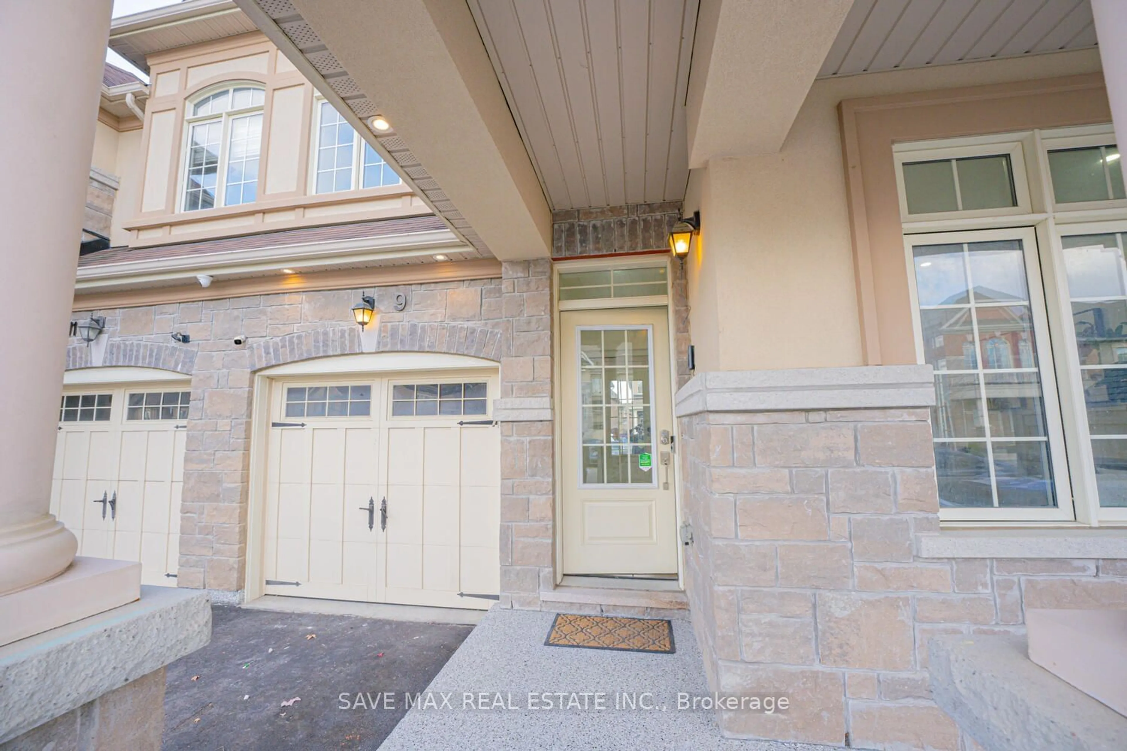 Indoor entryway, wood floors for 9 Villadowns Tr, Brampton Ontario L6R 3V6