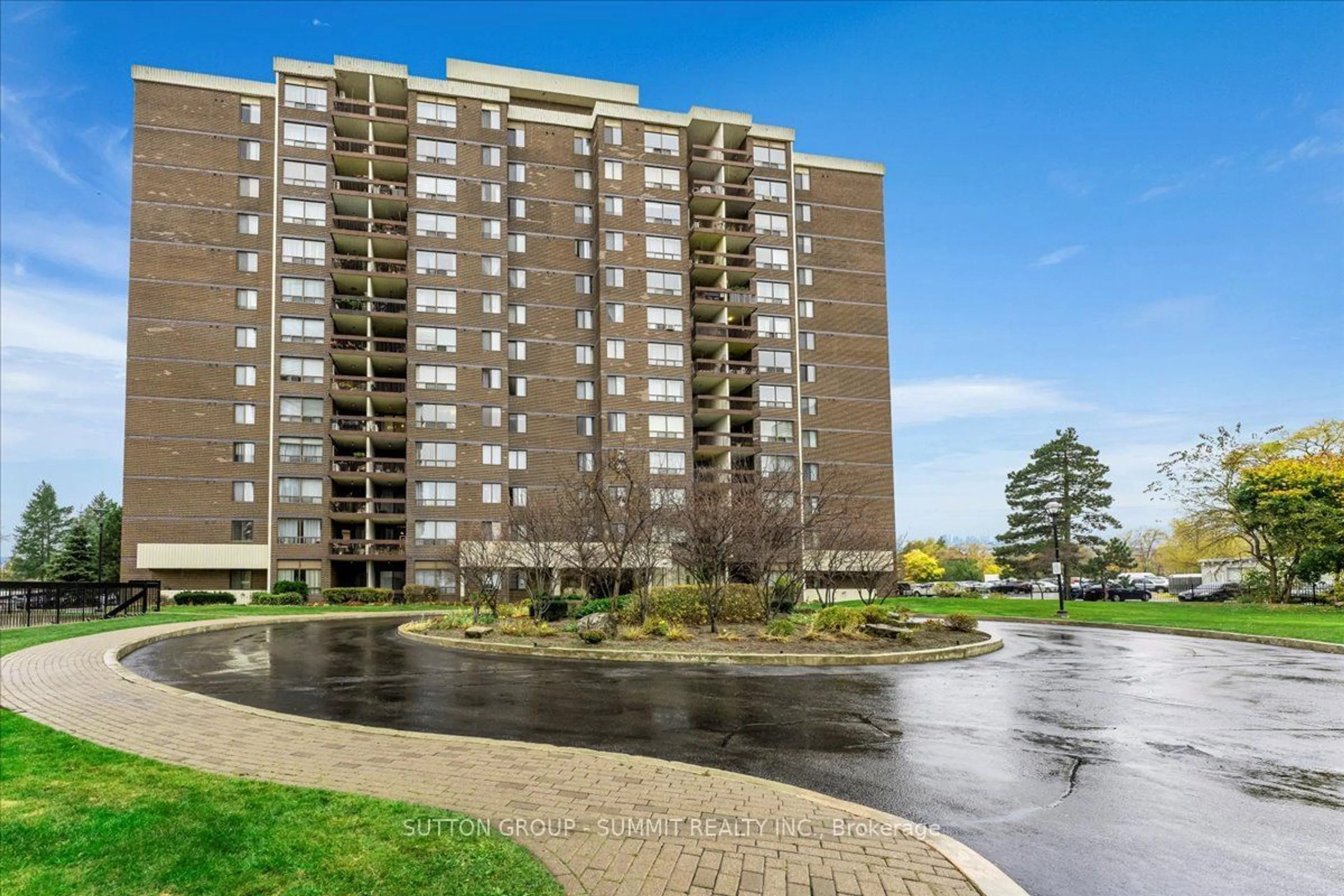 A pic from exterior of the house or condo, the front or back of building for 2556 ARGYLE Rd #206, Mississauga Ontario L5B 2H6