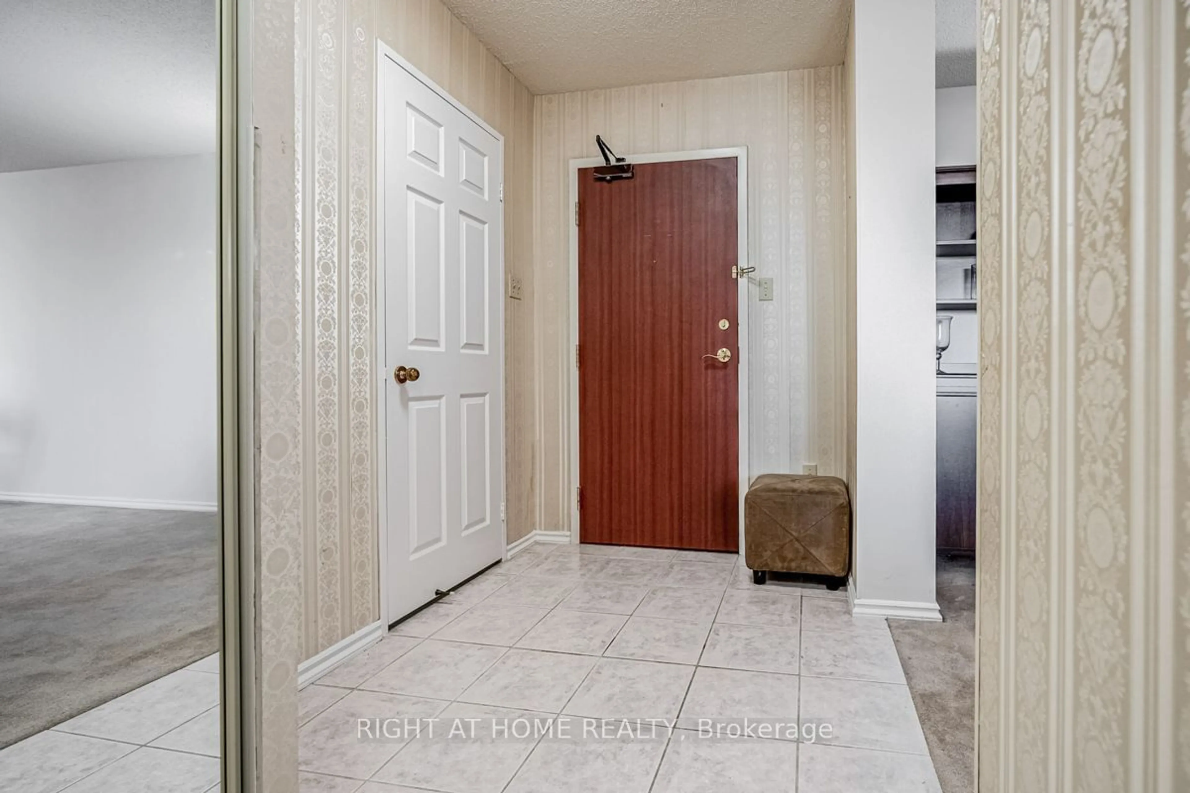 Indoor entryway, not visible floor for 100 County Court Blvd #610, Brampton Ontario L6W 3X1