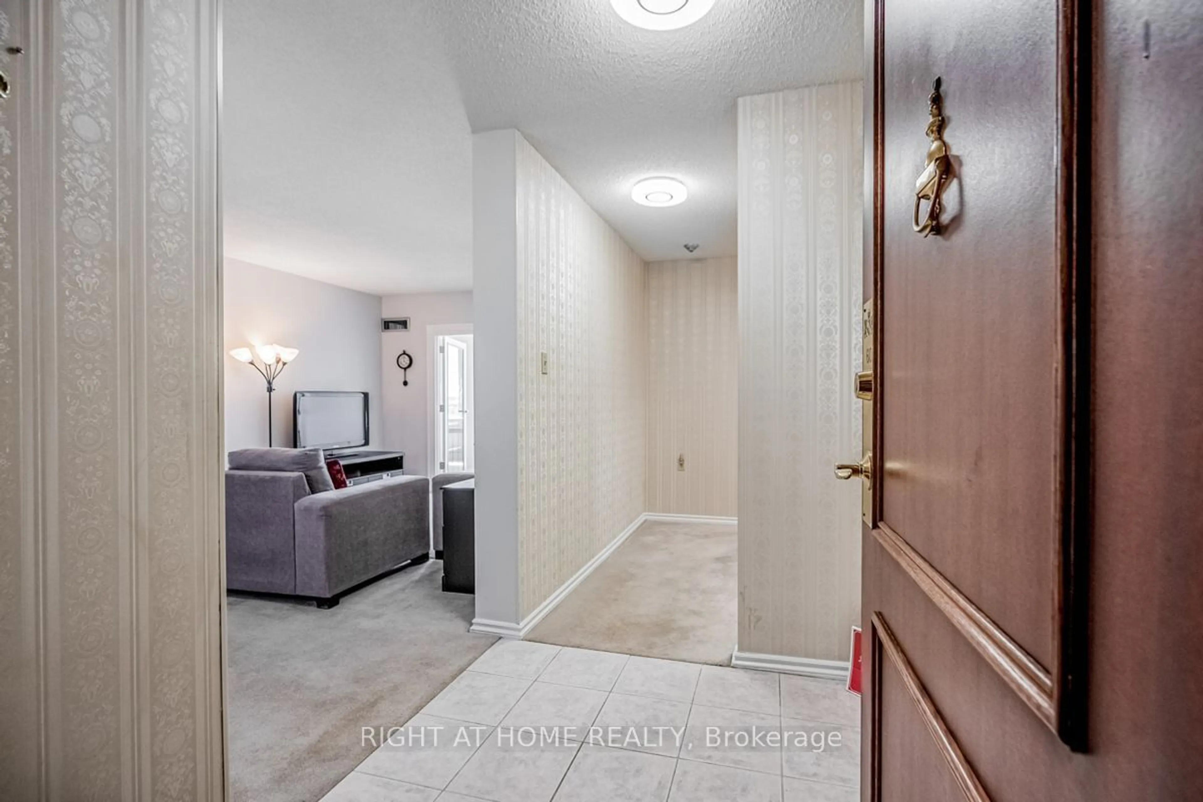 Indoor entryway, not visible floor for 100 County Court Blvd #610, Brampton Ontario L6W 3X1