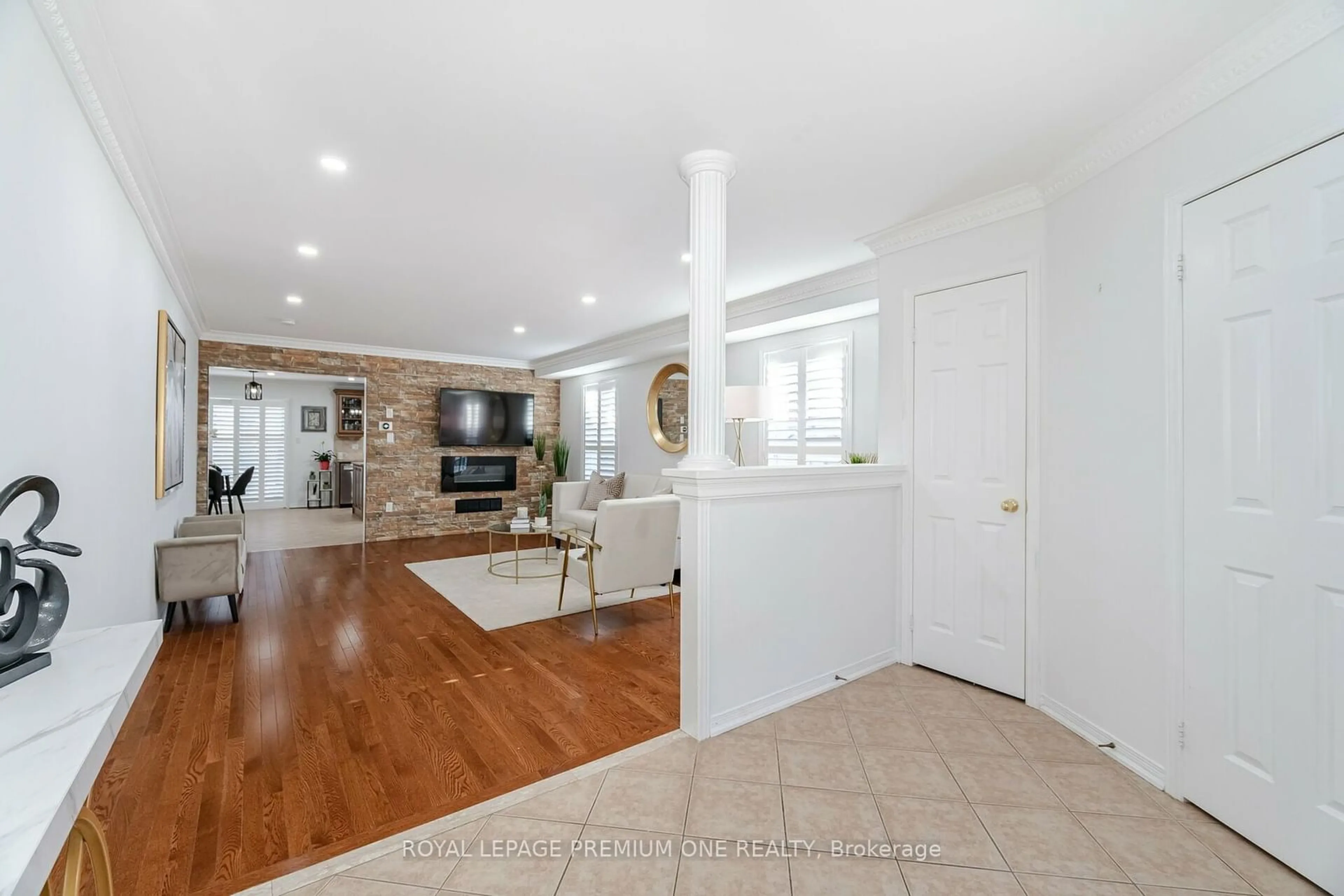 Indoor foyer, wood floors for 9 Ann McKee St, Caledon Ontario L7C 0H1