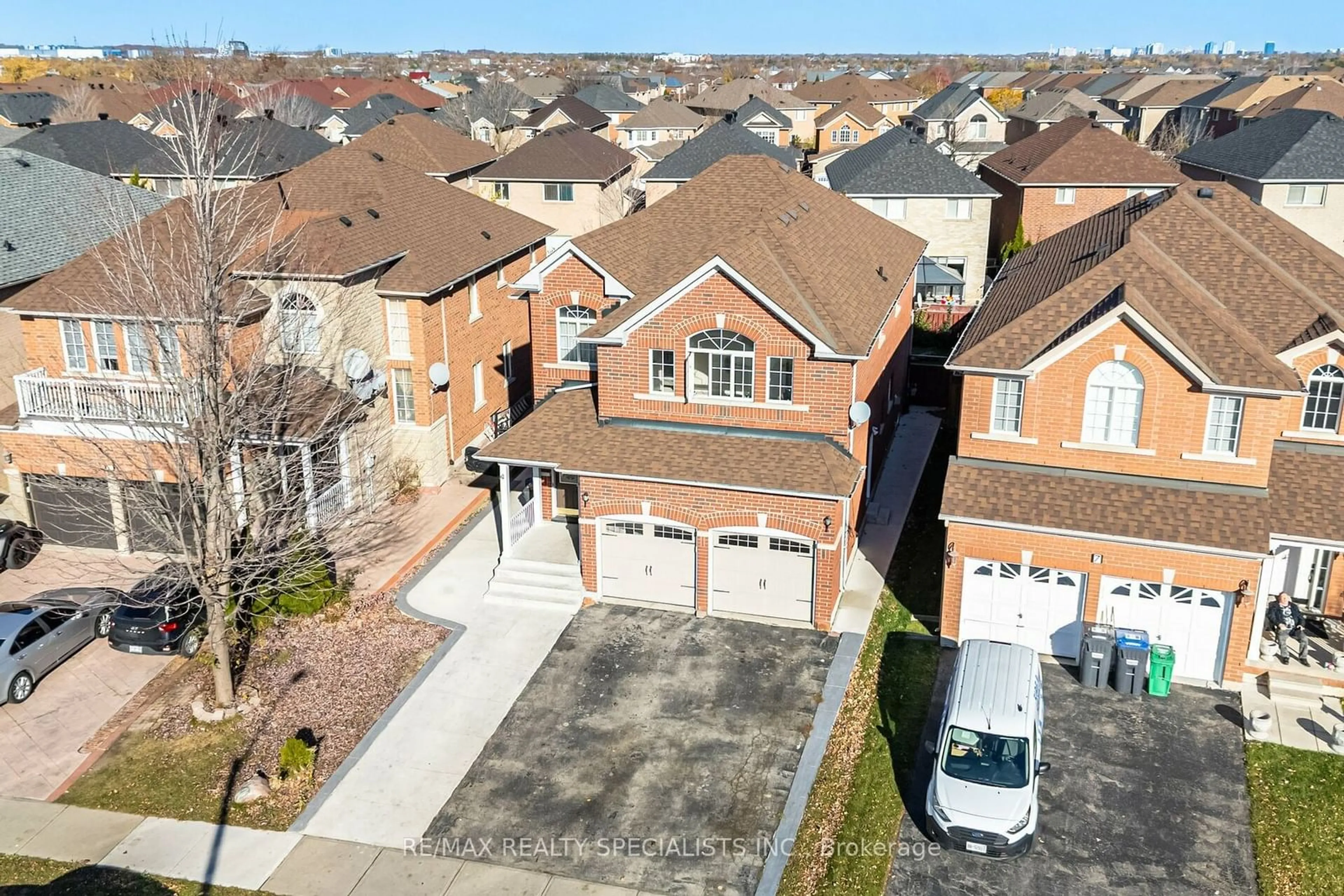 A pic from exterior of the house or condo, the street view for 9 Whitewash Way, Brampton Ontario L6X 4T3