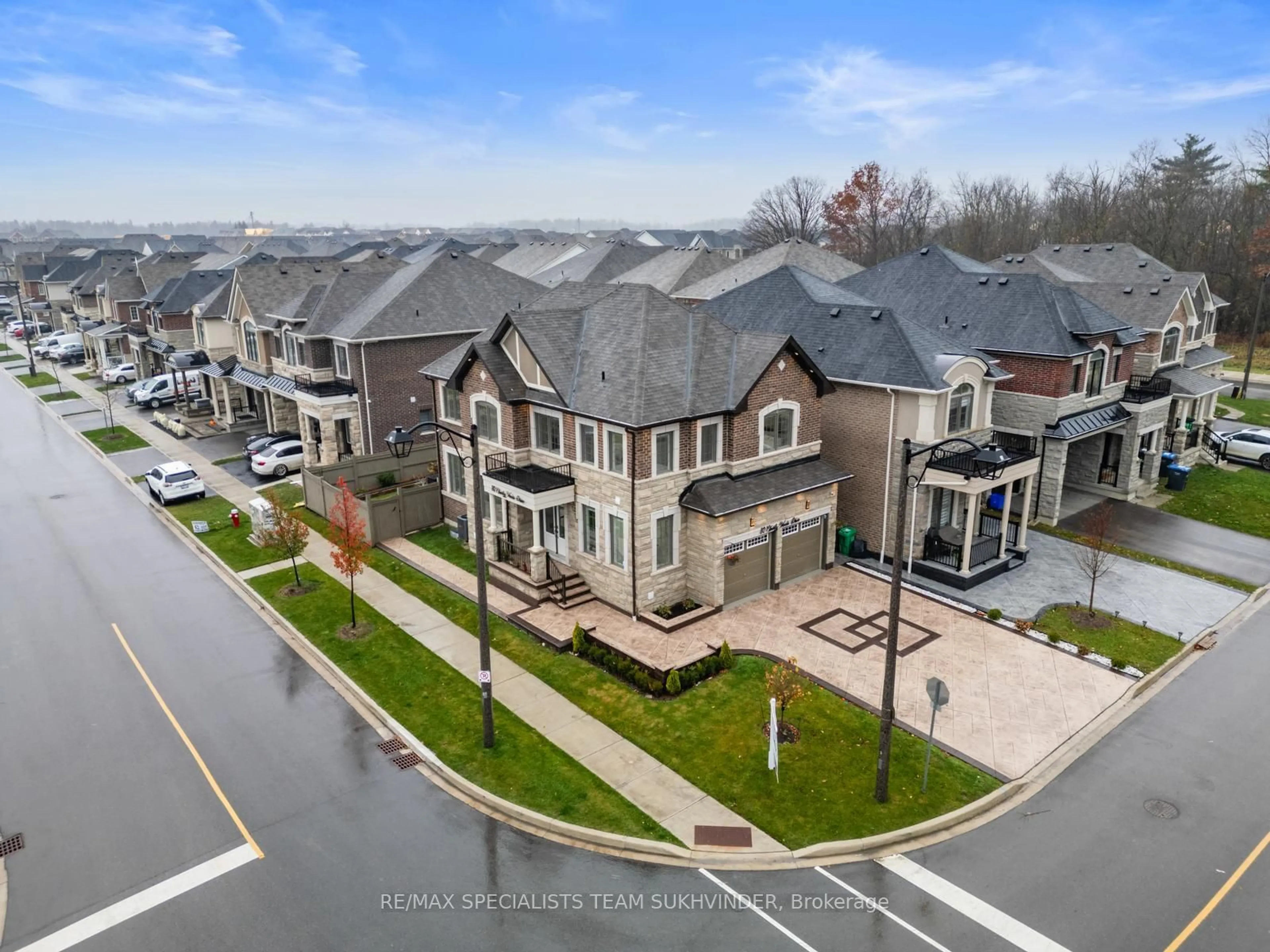 Frontside or backside of a home, the street view for 80 Eberly Woods Dr, Caledon Ontario L7C 4J3