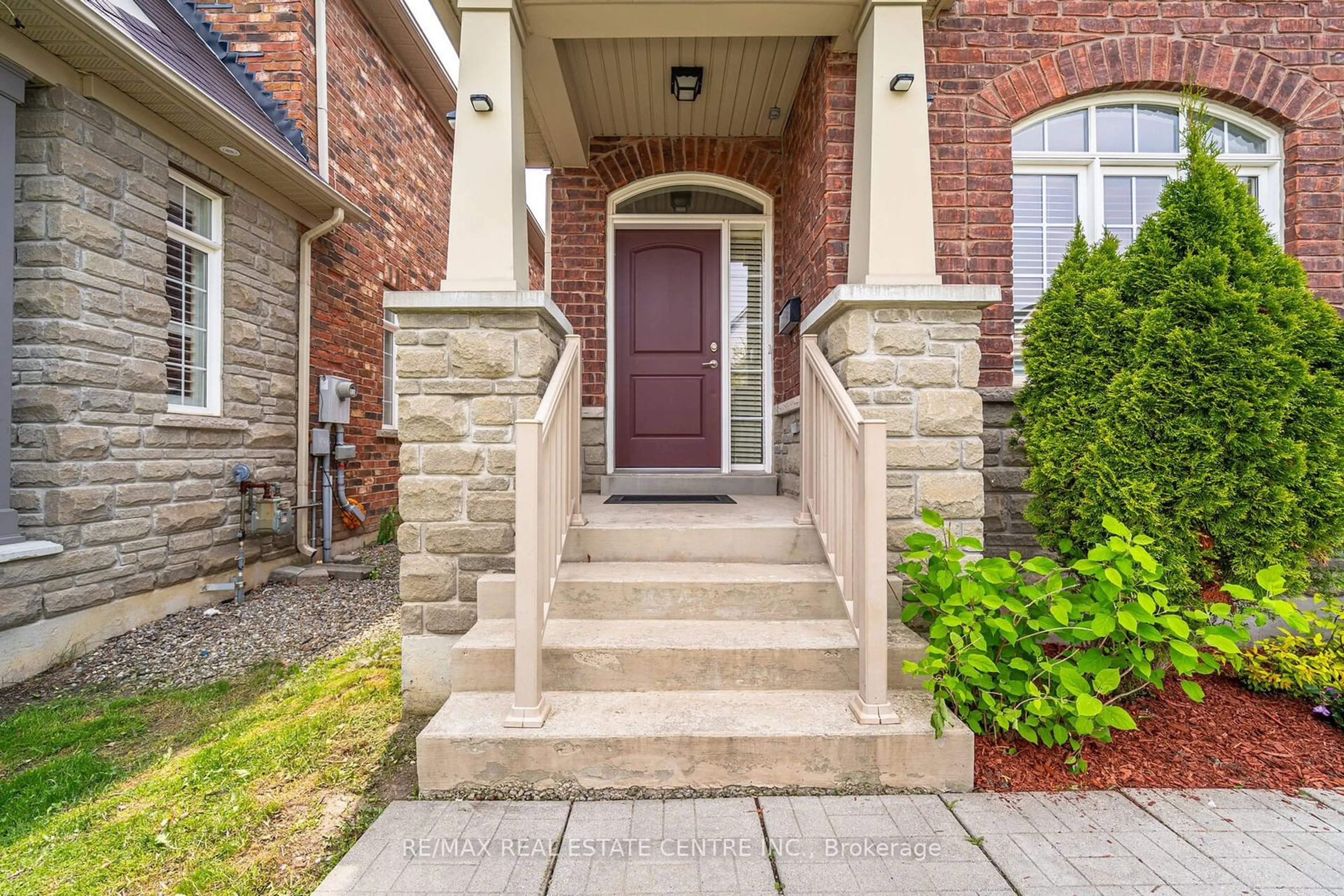 Indoor entryway, carpet floors for 5358 Mallory Rd, Mississauga Ontario L5M 0J3