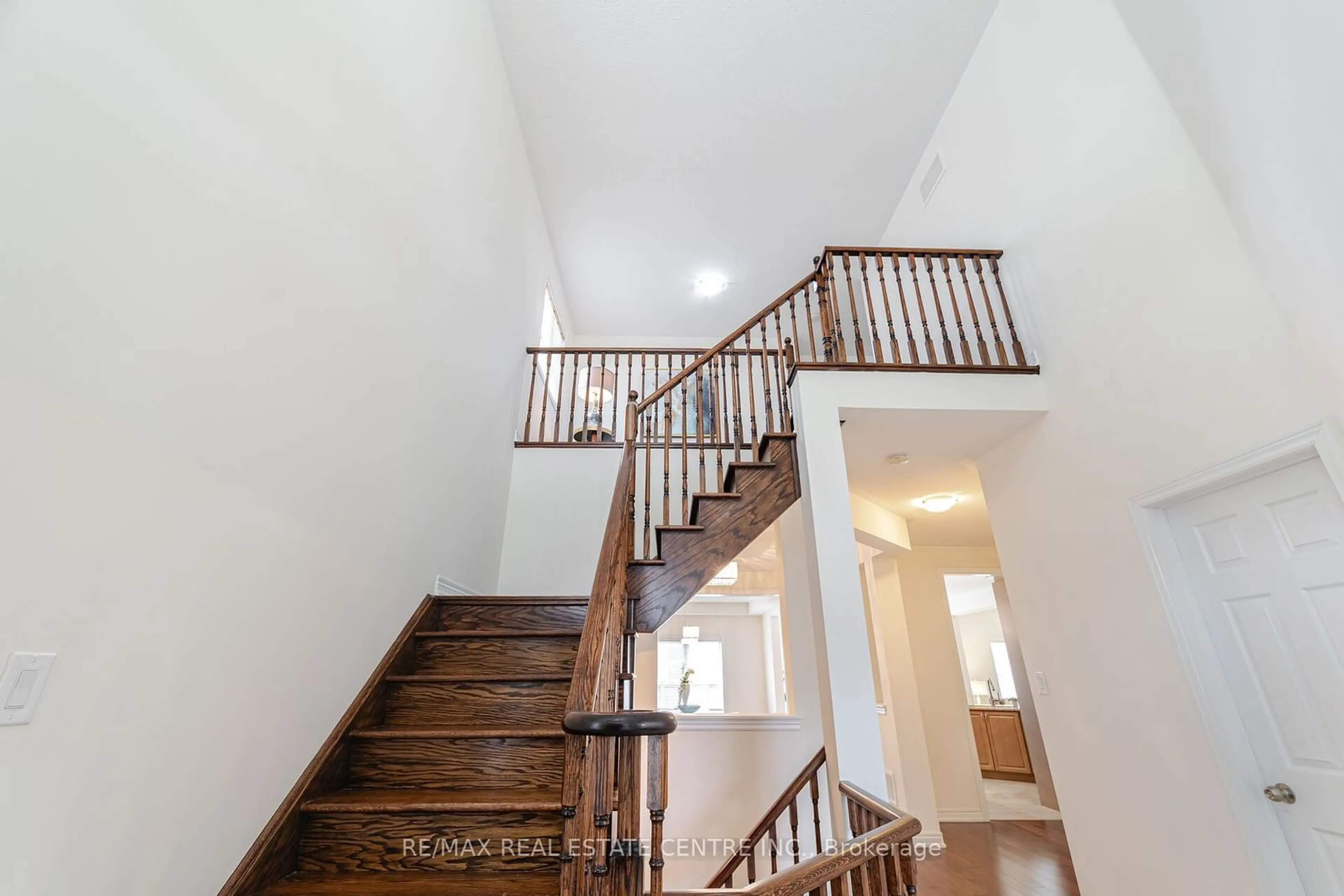 Stairs for 5358 Mallory Rd, Mississauga Ontario L5M 0J3