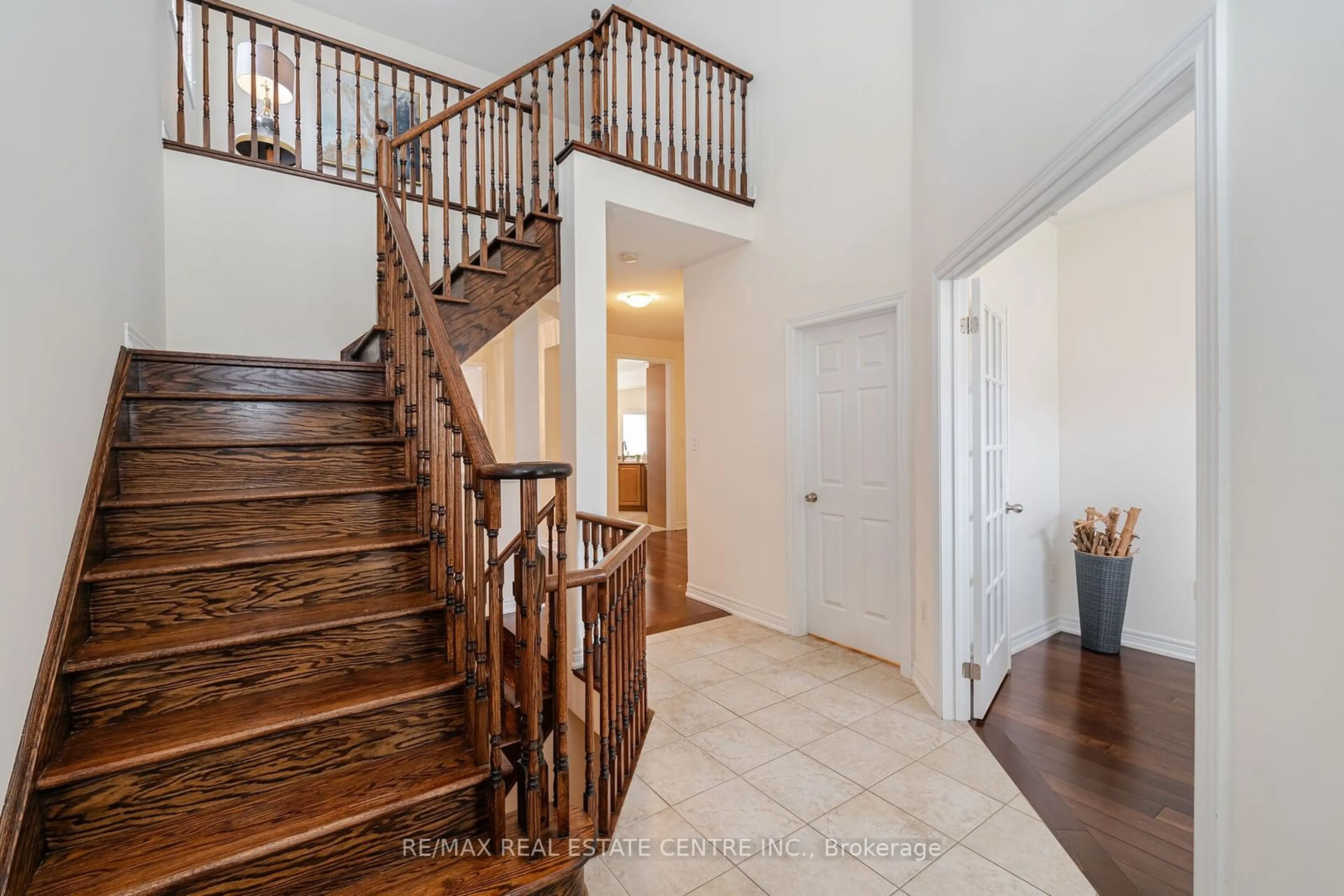 Indoor foyer, wood floors for 5358 Mallory Rd, Mississauga Ontario L5M 0J3