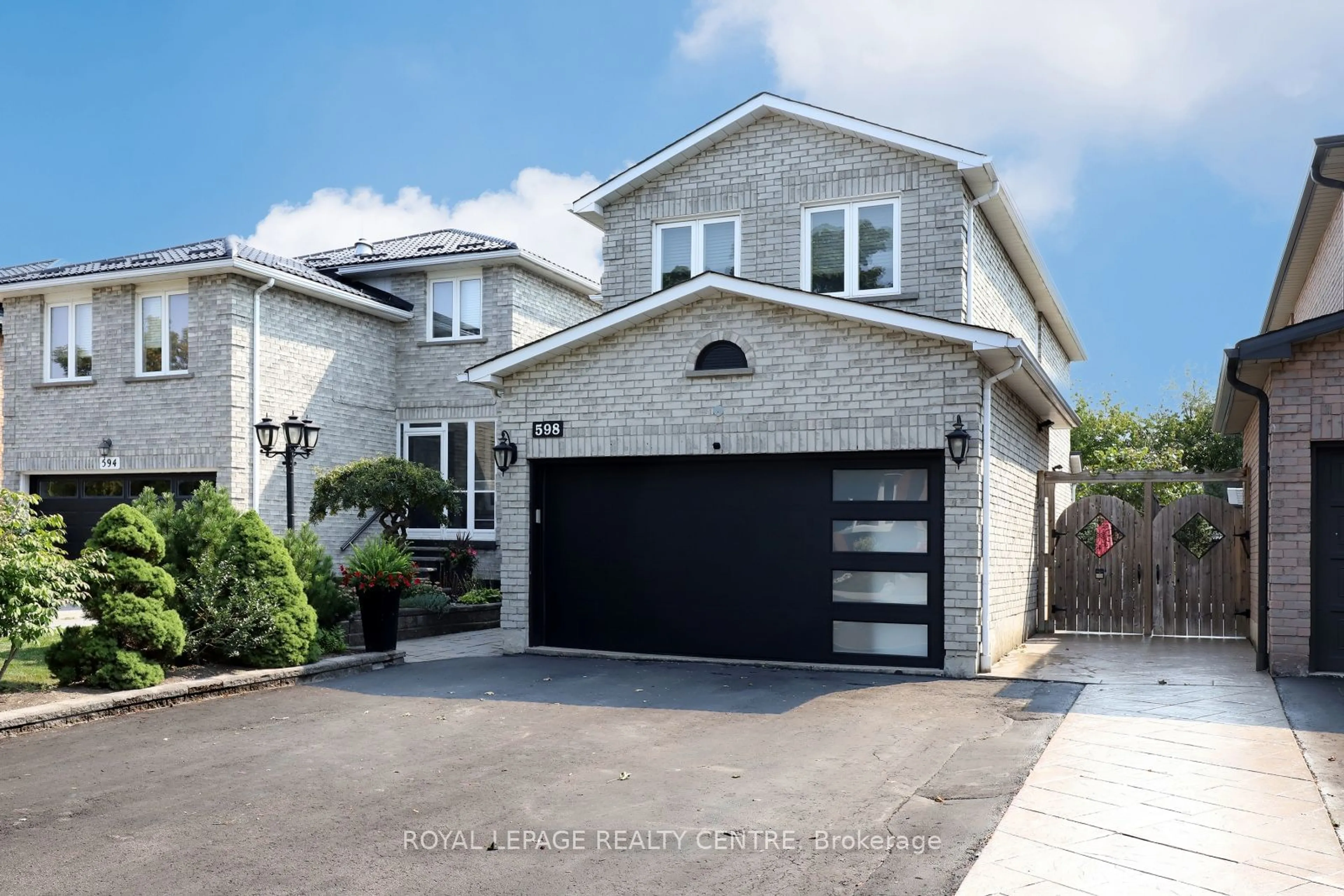 Frontside or backside of a home, the street view for 598 Pilcom Crt, Mississauga Ontario L5B 4A3