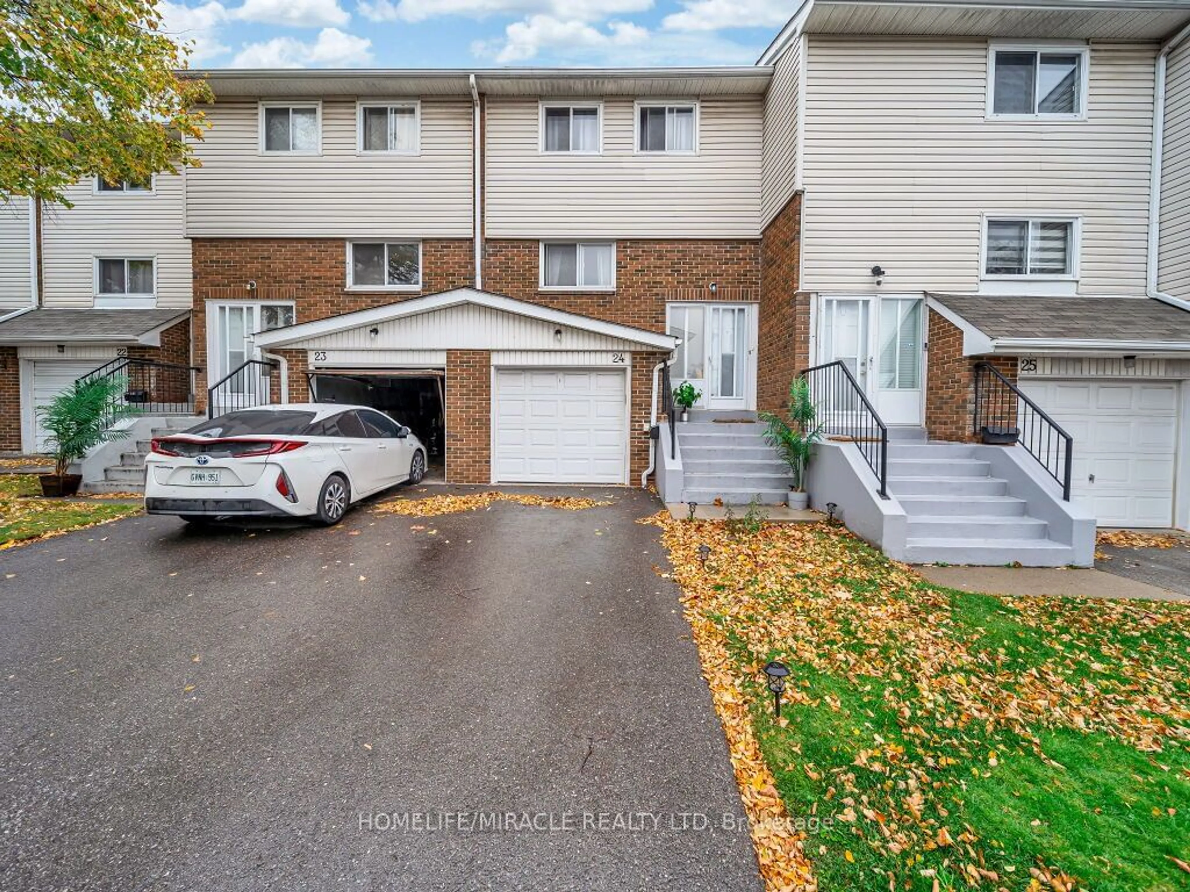 A pic from exterior of the house or condo, the street view for 24 Franklin Crt #3, Brampton Ontario L6T 3Z1