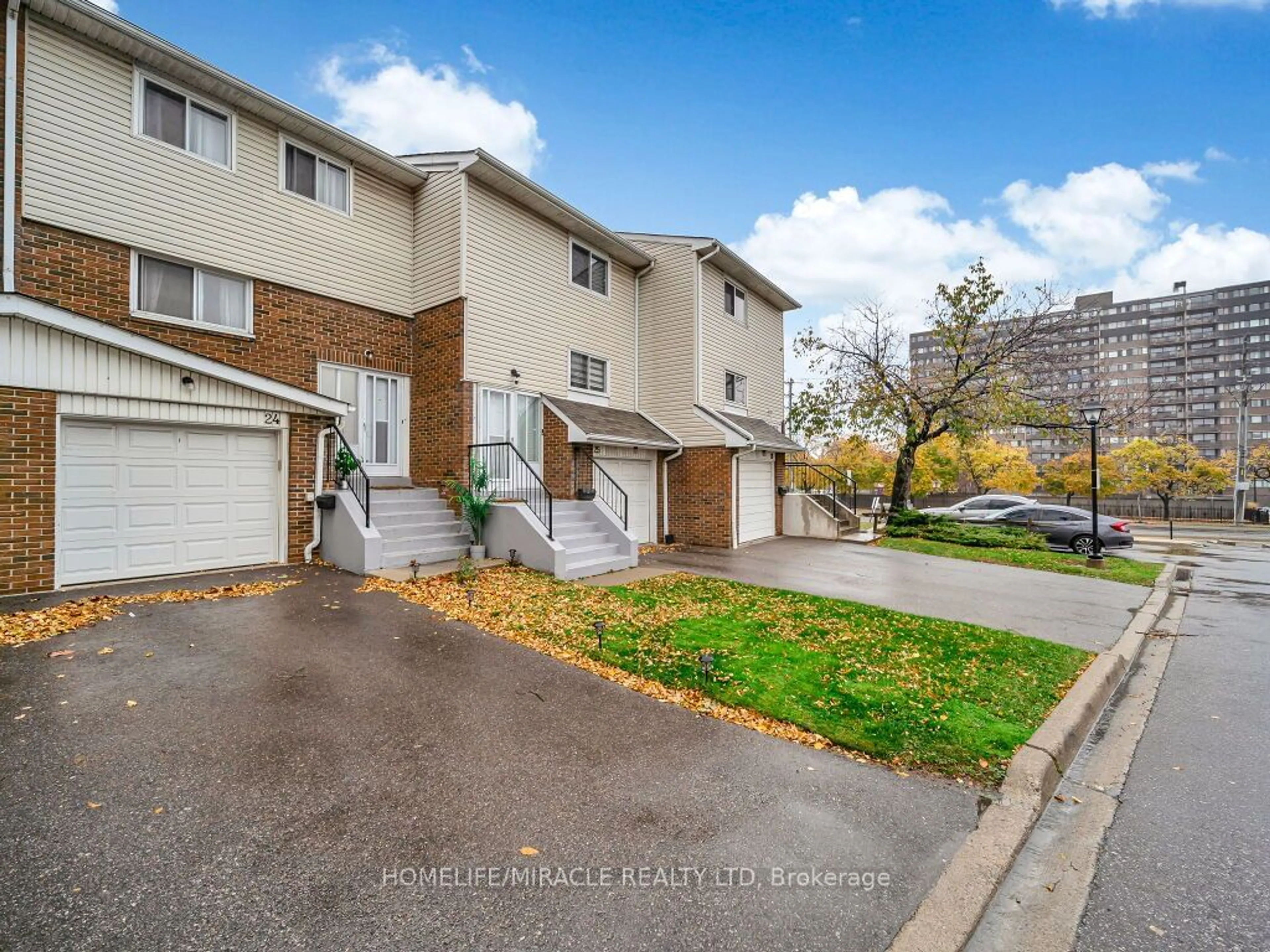 A pic from exterior of the house or condo, the street view for 24 Franklin Crt #3, Brampton Ontario L6T 3Z1