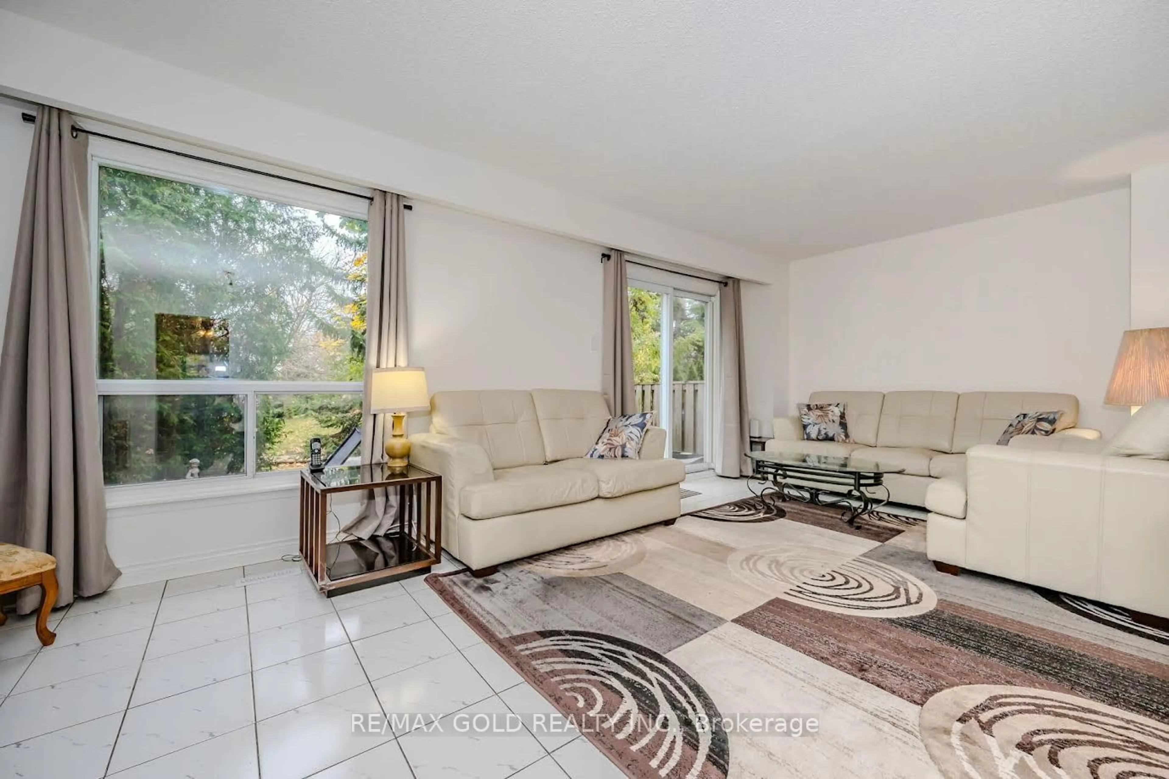 Living room, carpet floors for 345 Meadows Blvd #41, Mississauga Ontario L4Z 1G5