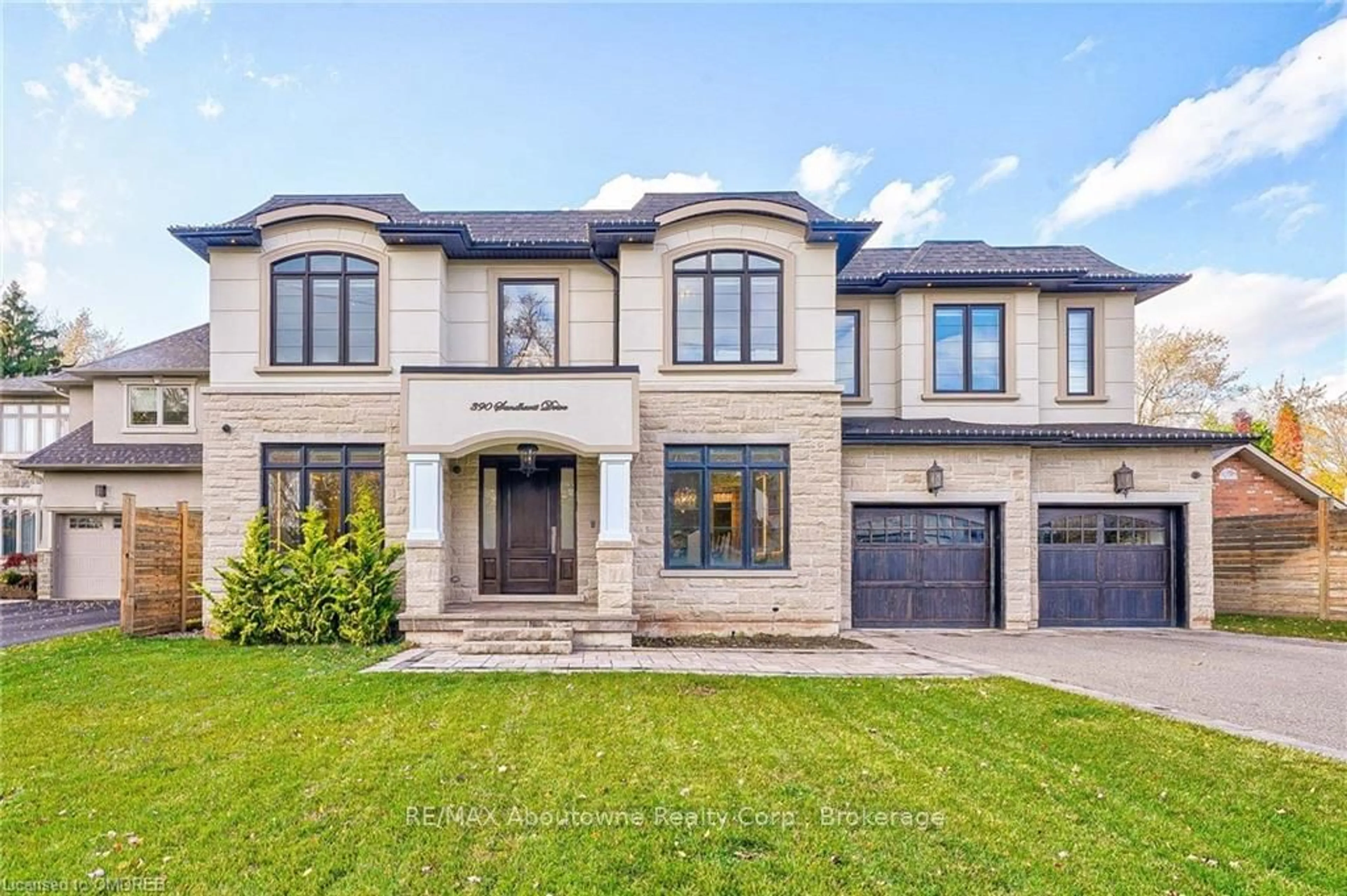 Home with brick exterior material for 390 SANDHURST Dr, Oakville Ontario L6L 4L3