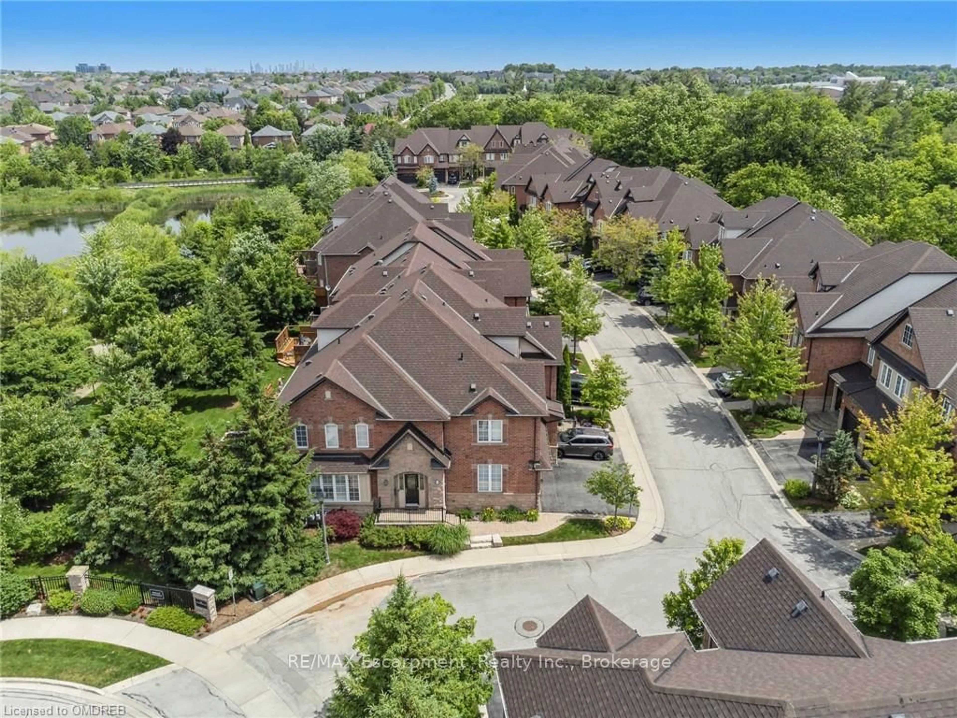 Frontside or backside of a home, the street view for 300 RAVINEVIEW Way #44, Oakville Ontario L6H 7J2