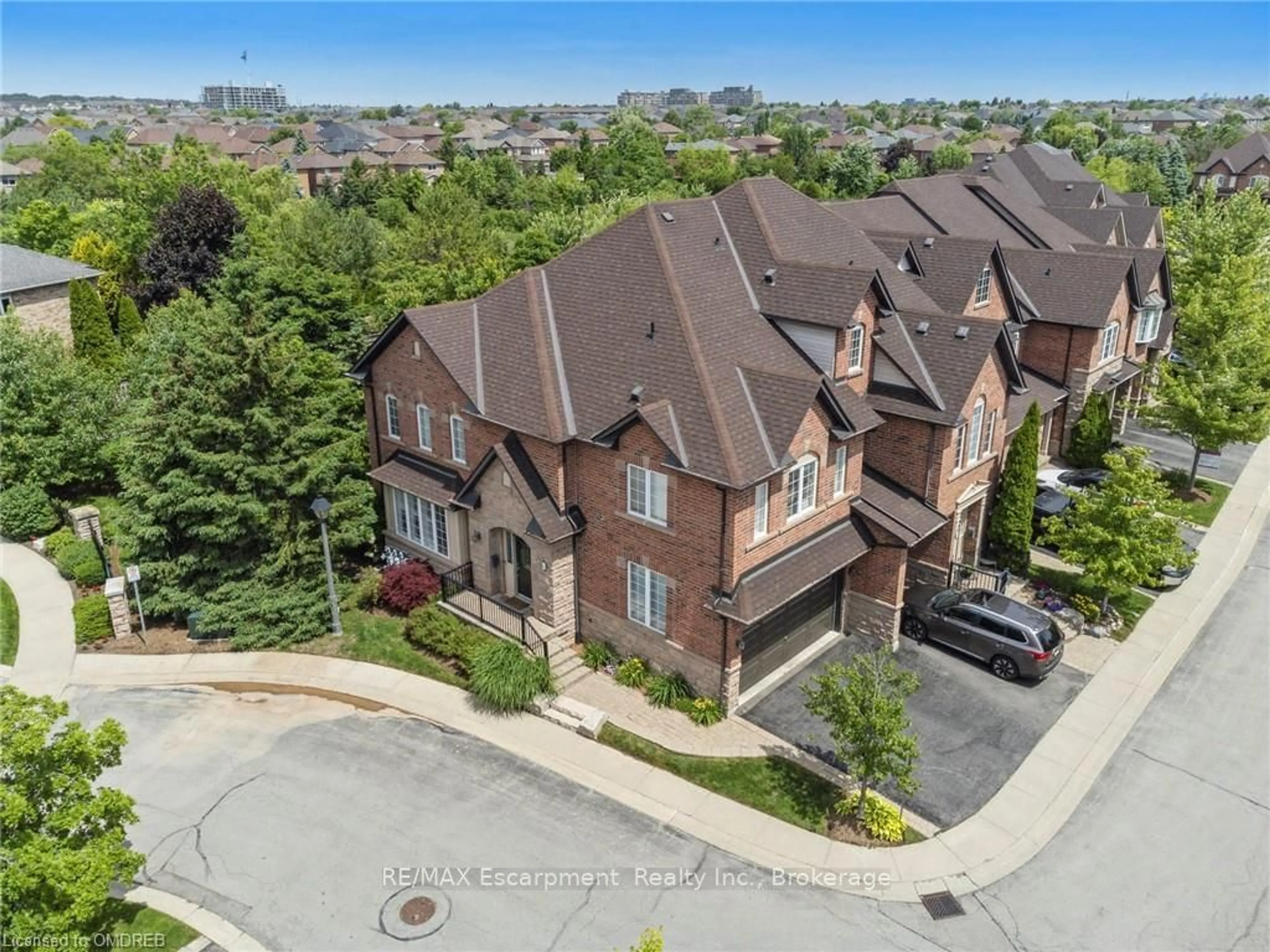 A pic from exterior of the house or condo, the street view for 300 RAVINEVIEW Way #44, Oakville Ontario L6H 7J2