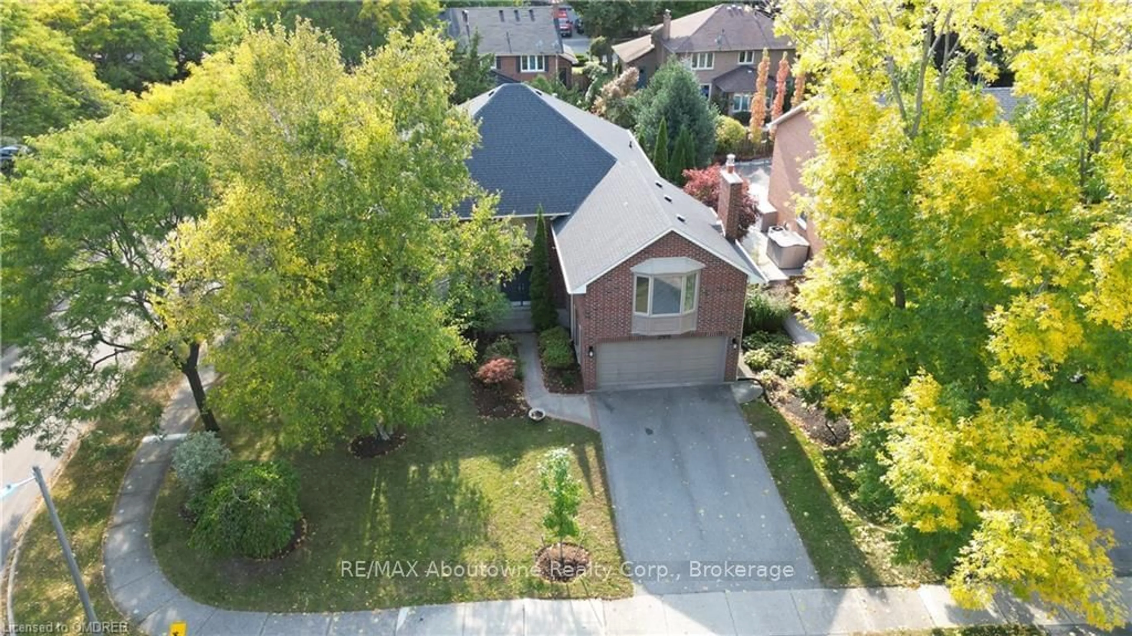 Frontside or backside of a home, the street view for 398 BARCLAY Cres, Oakville Ontario L6J 6H9