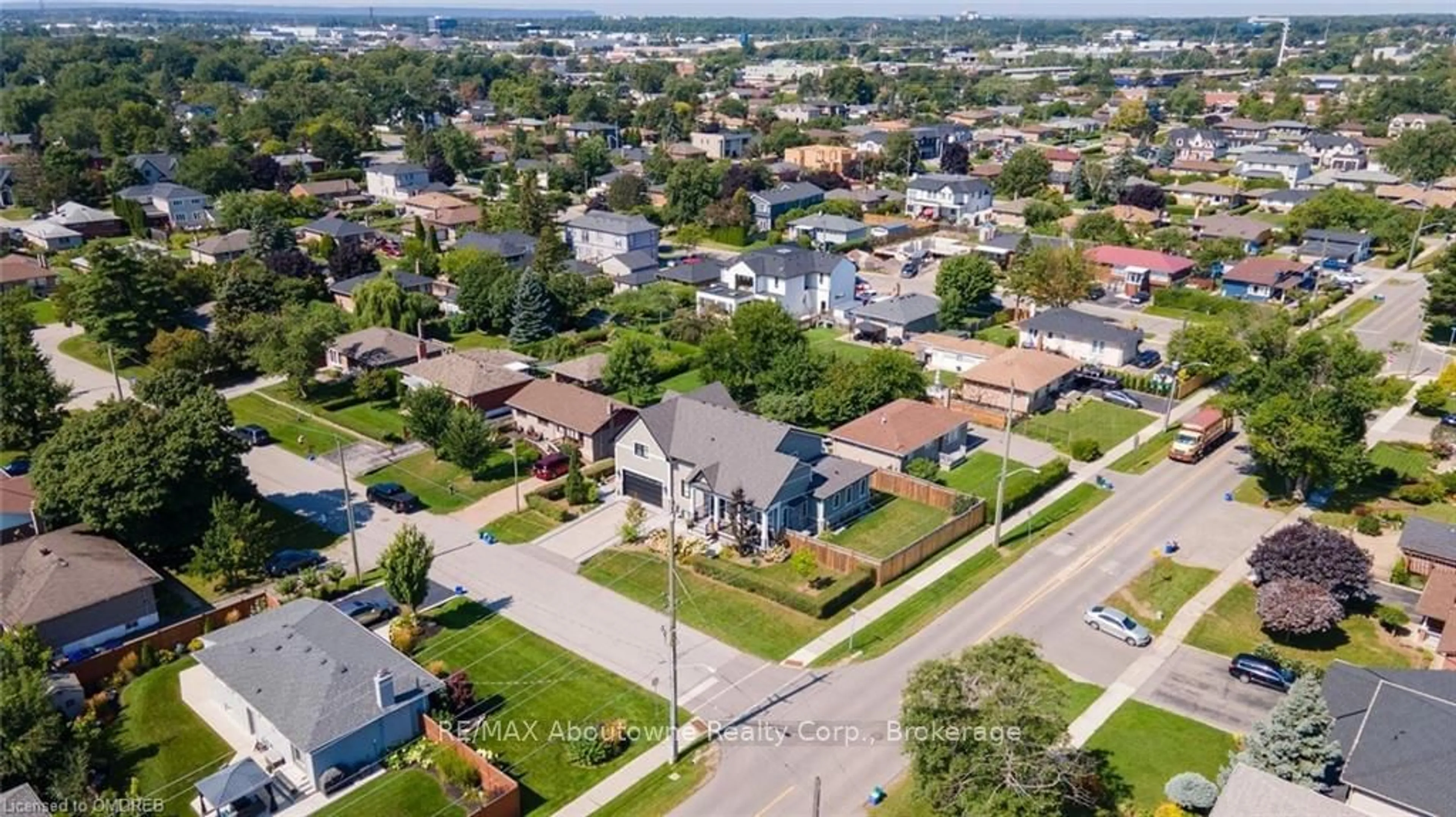 Frontside or backside of a home, the street view for 363 WALTON St, Oakville Ontario L6K 1R7