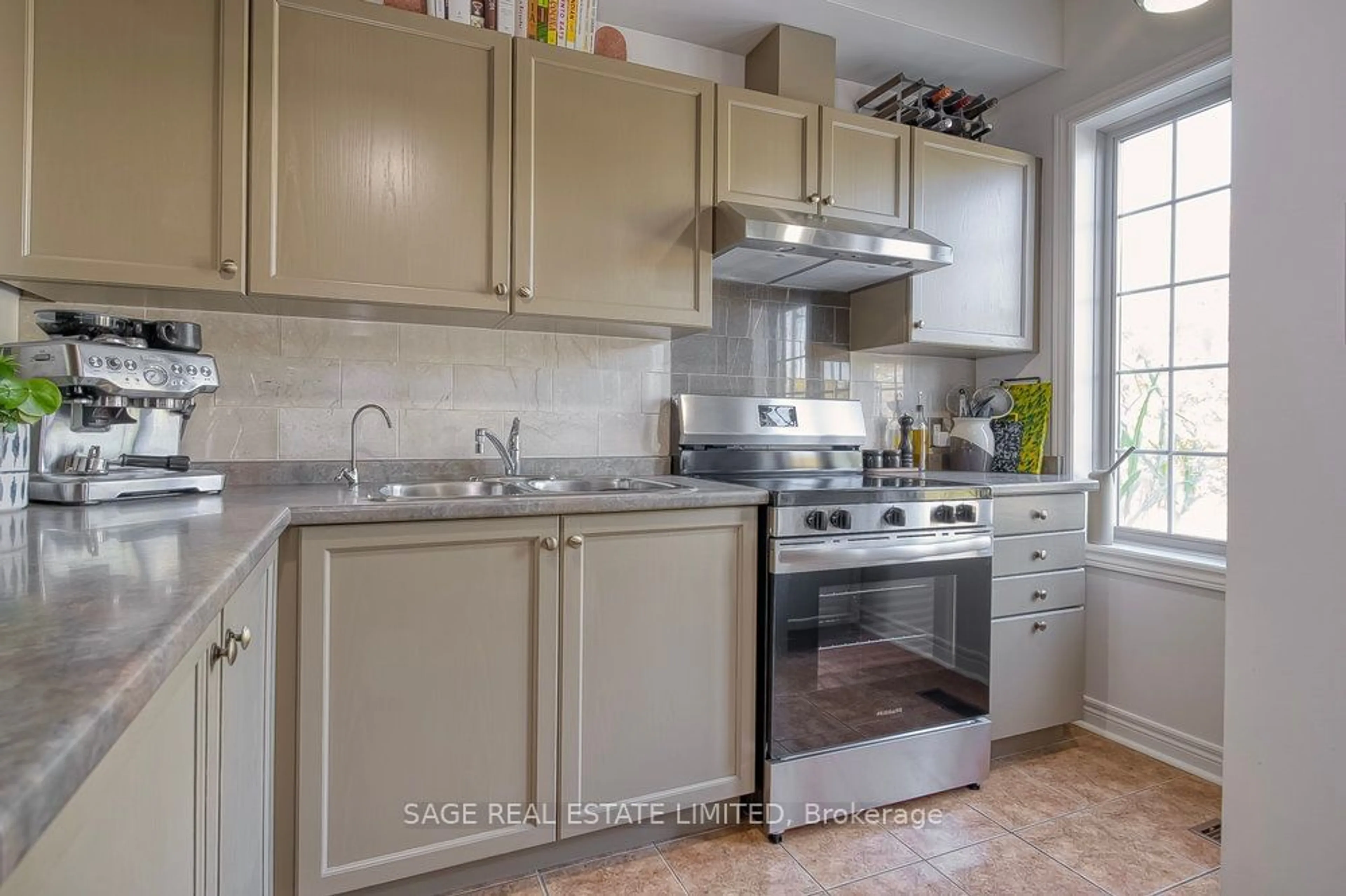 Standard kitchen, ceramic floors, cottage for 2543A Dundas St, Toronto Ontario M6P 1X6